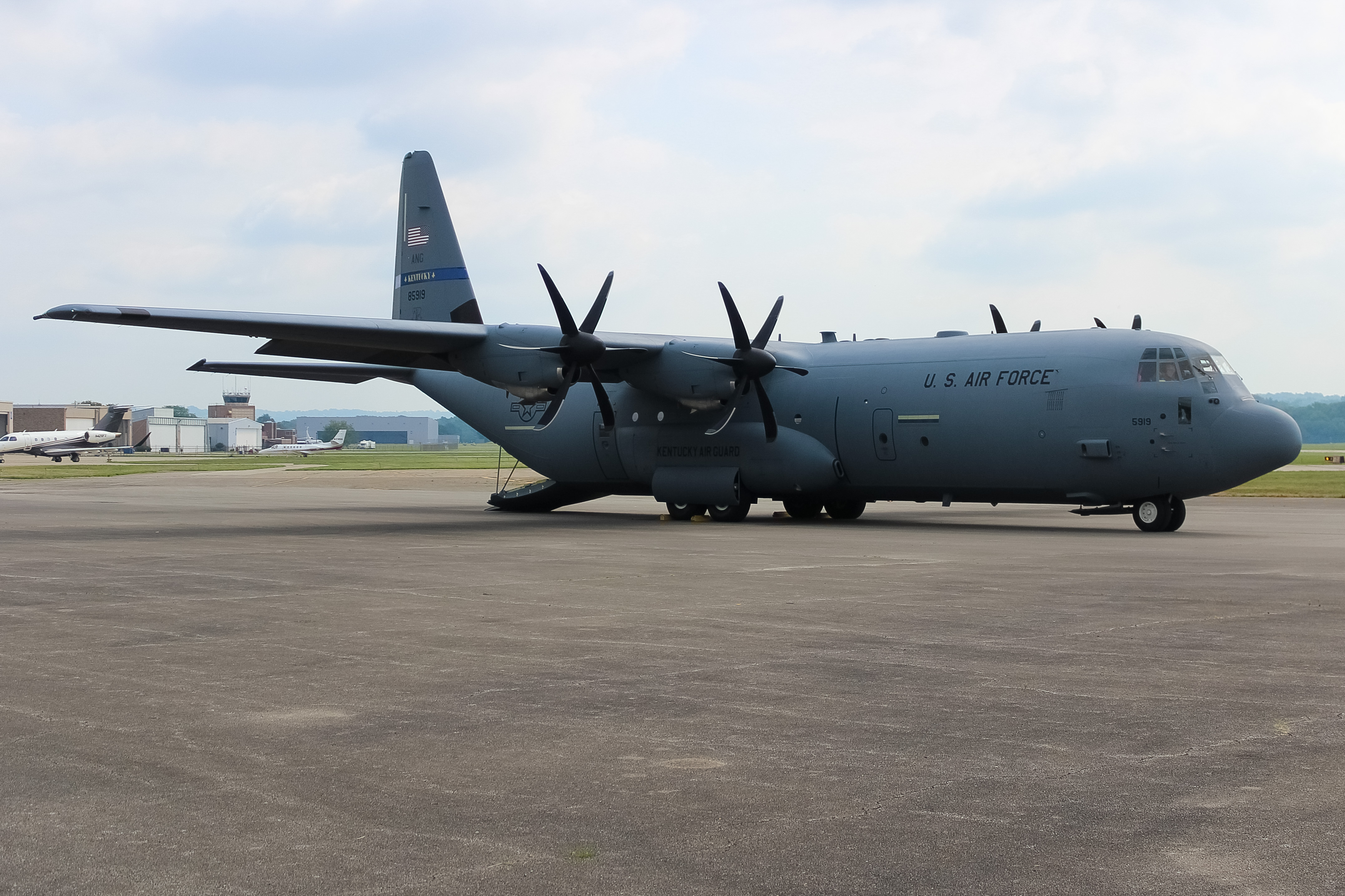 Full size: USAF - United States Air Force Lockheed C-130J Hercules 18-5919 at Cincinnati Municipal Airport/Lunken Field