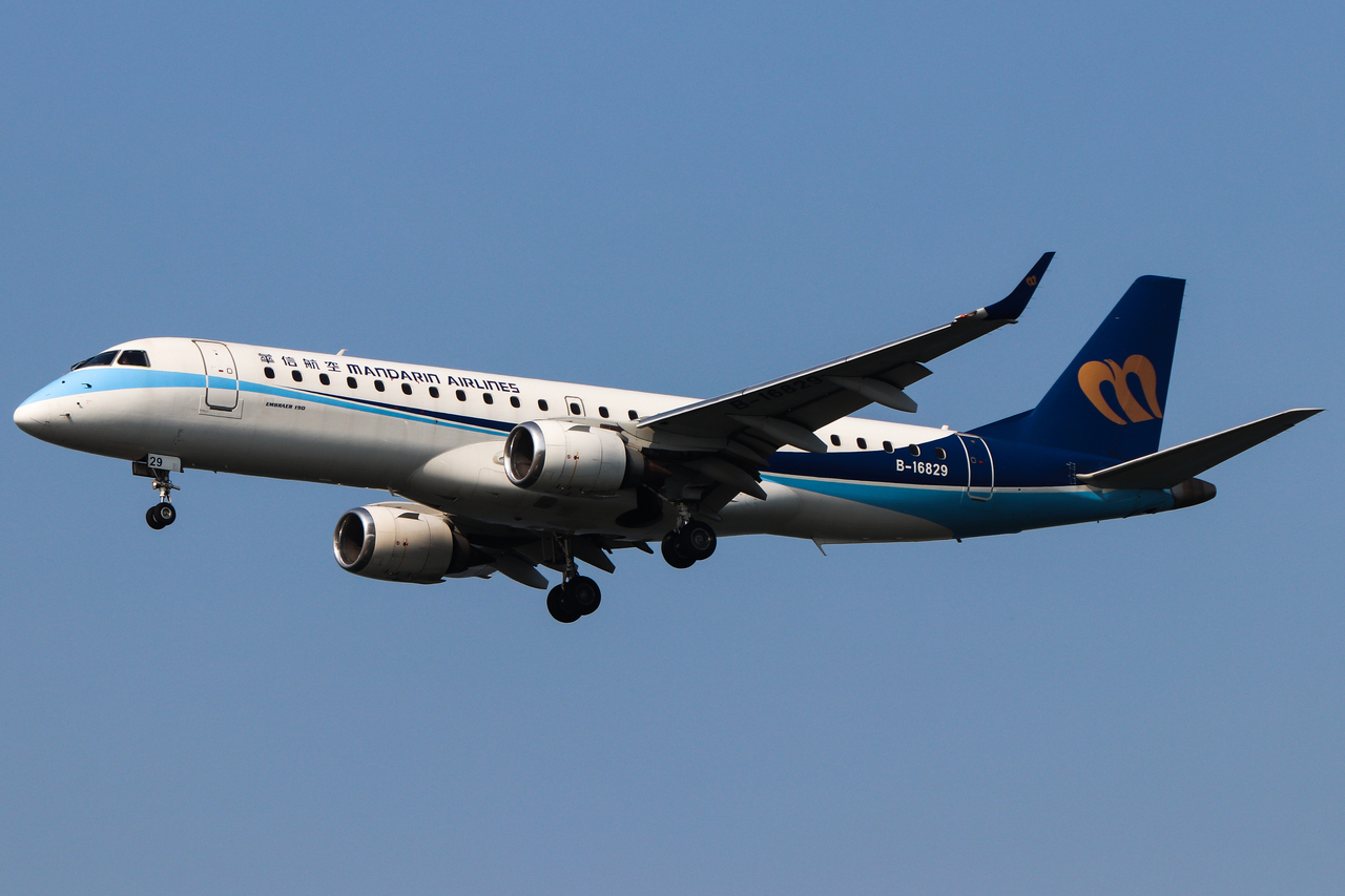 Full size: Marndarin airlines Embraer E190 B-16829 at Hong Kong International Airport