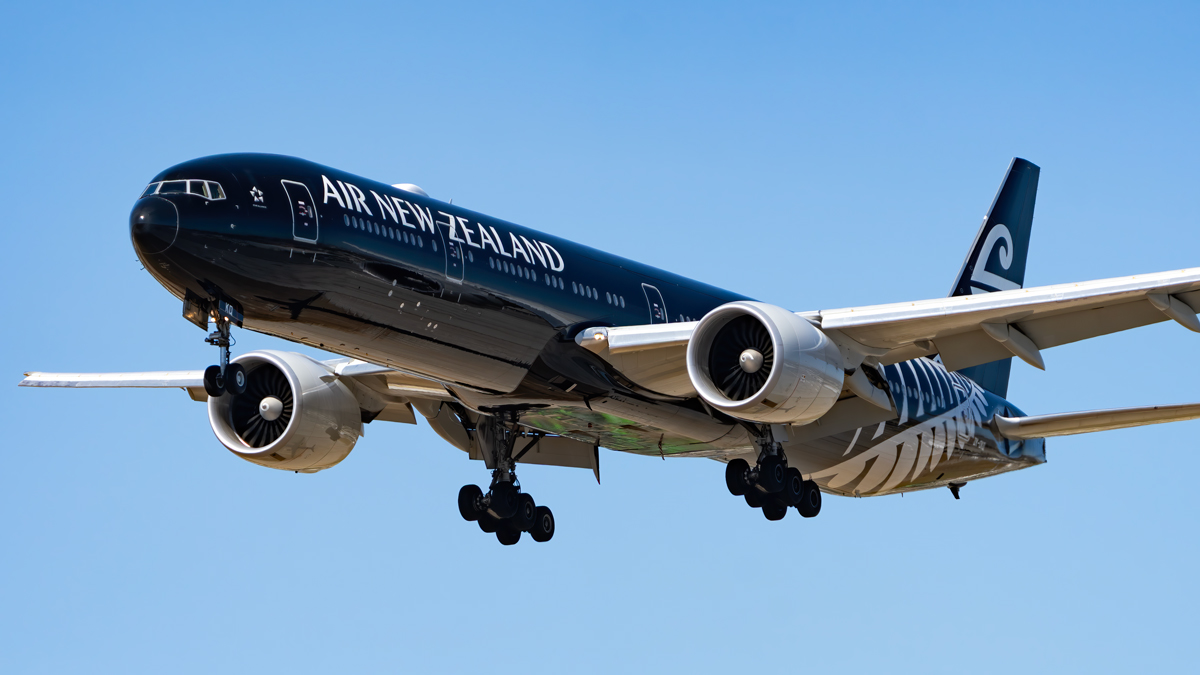 Full size: Air New Zealand Boeing 777-300ER ZK-OKQ at Vancouver International Airport