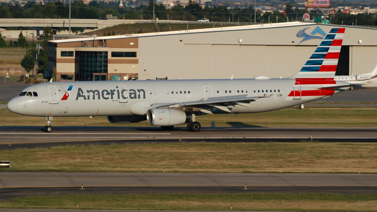 Full size: American Airlines Airbus A321-200 N544UW at Will Rogers World Airport