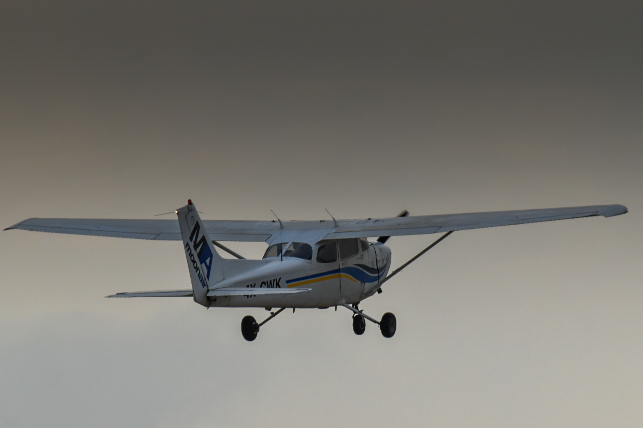 Full size: moonair Cessna 172 4X-CWK at Herzliya Airport