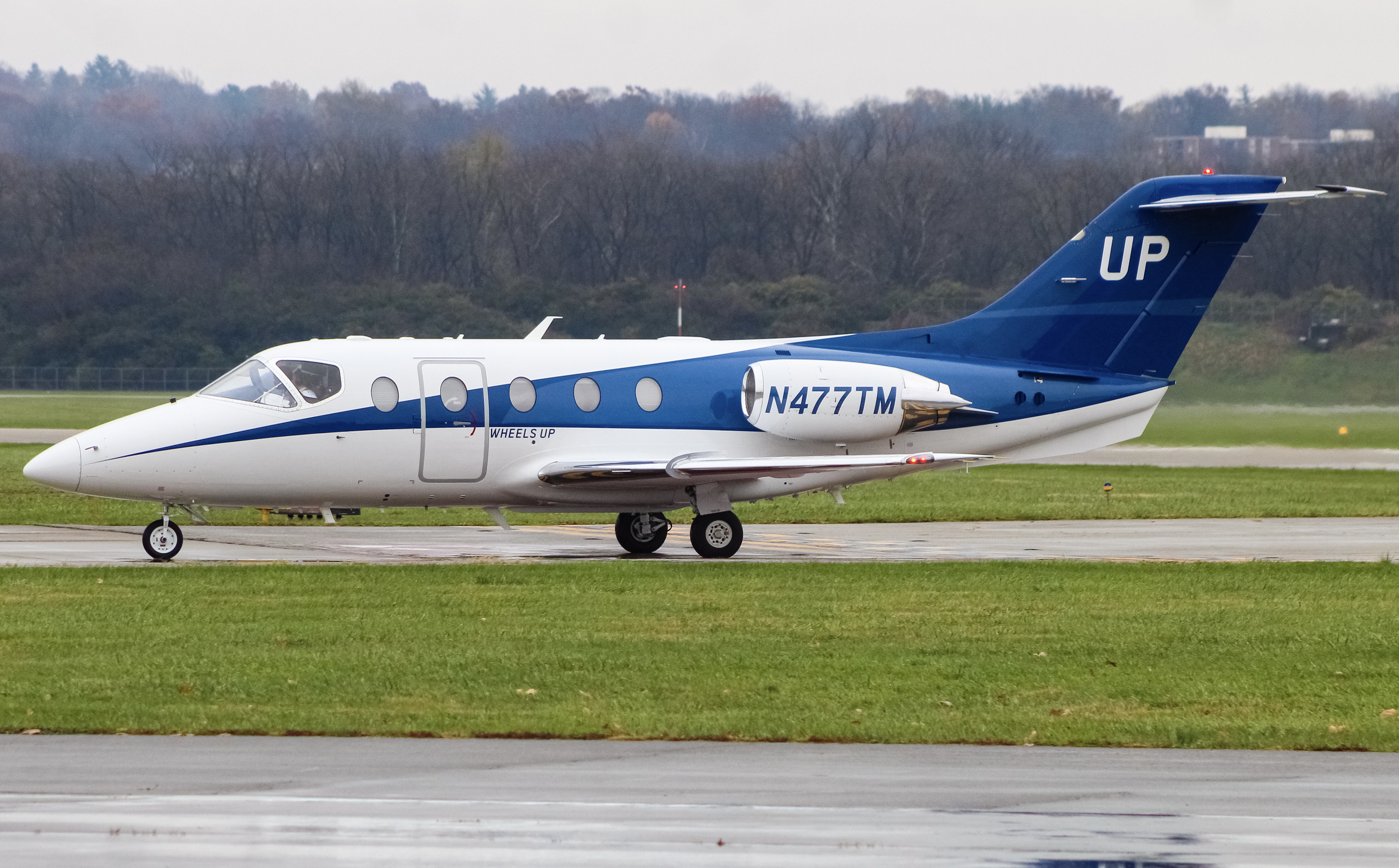Full size: Wheels Up Hawker Beechcraft 400XP N477TM at Cincinnati Municipal Airport/Lunken Field