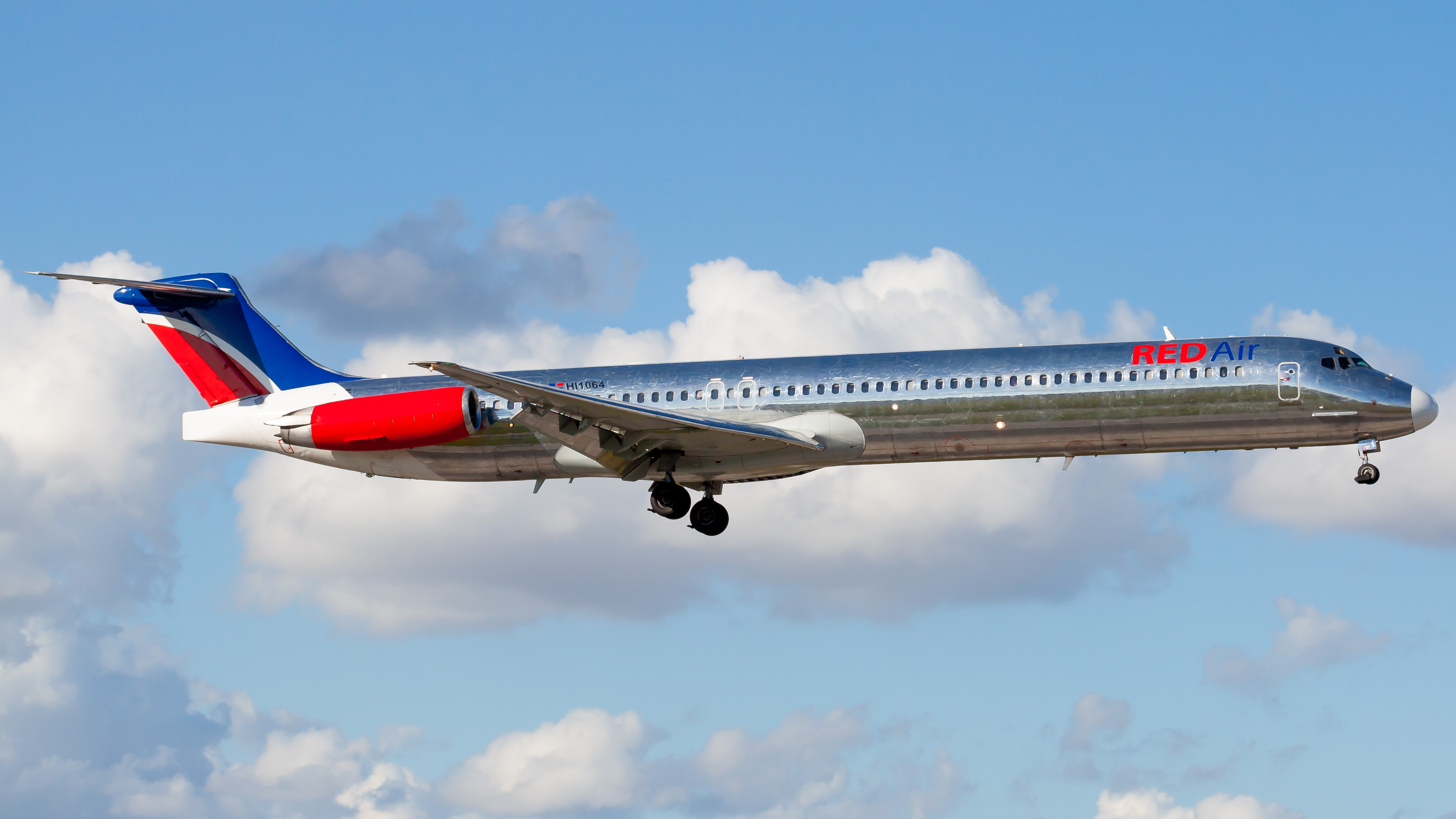 Full size: Red Air McDonnell Douglas MD-82 HI1064 at Miami International Airport