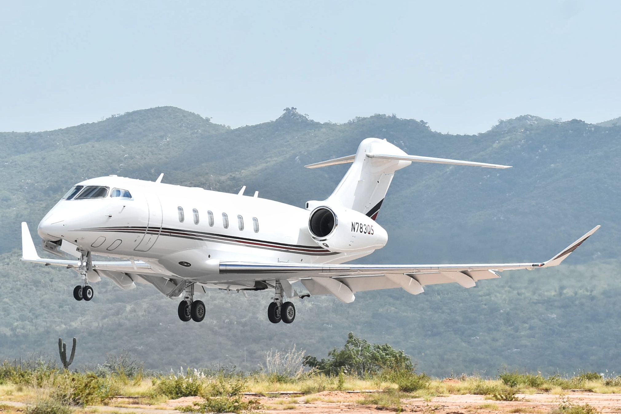 Full size: NetJets Bombardier Challenger 350 N783QS at Aeropuerto de Cabo San Lucas Internacional