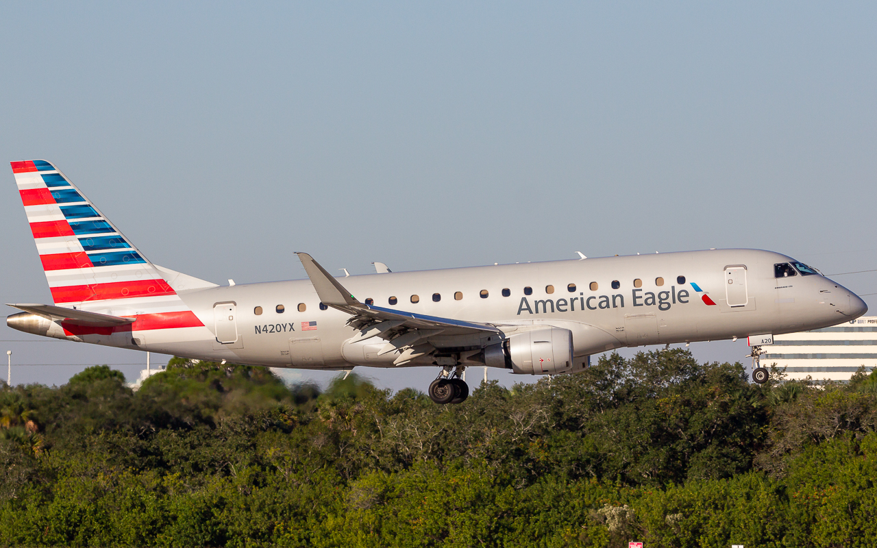 Full size: American Eagle Embraer E175 N420YX at Tampa International Airport