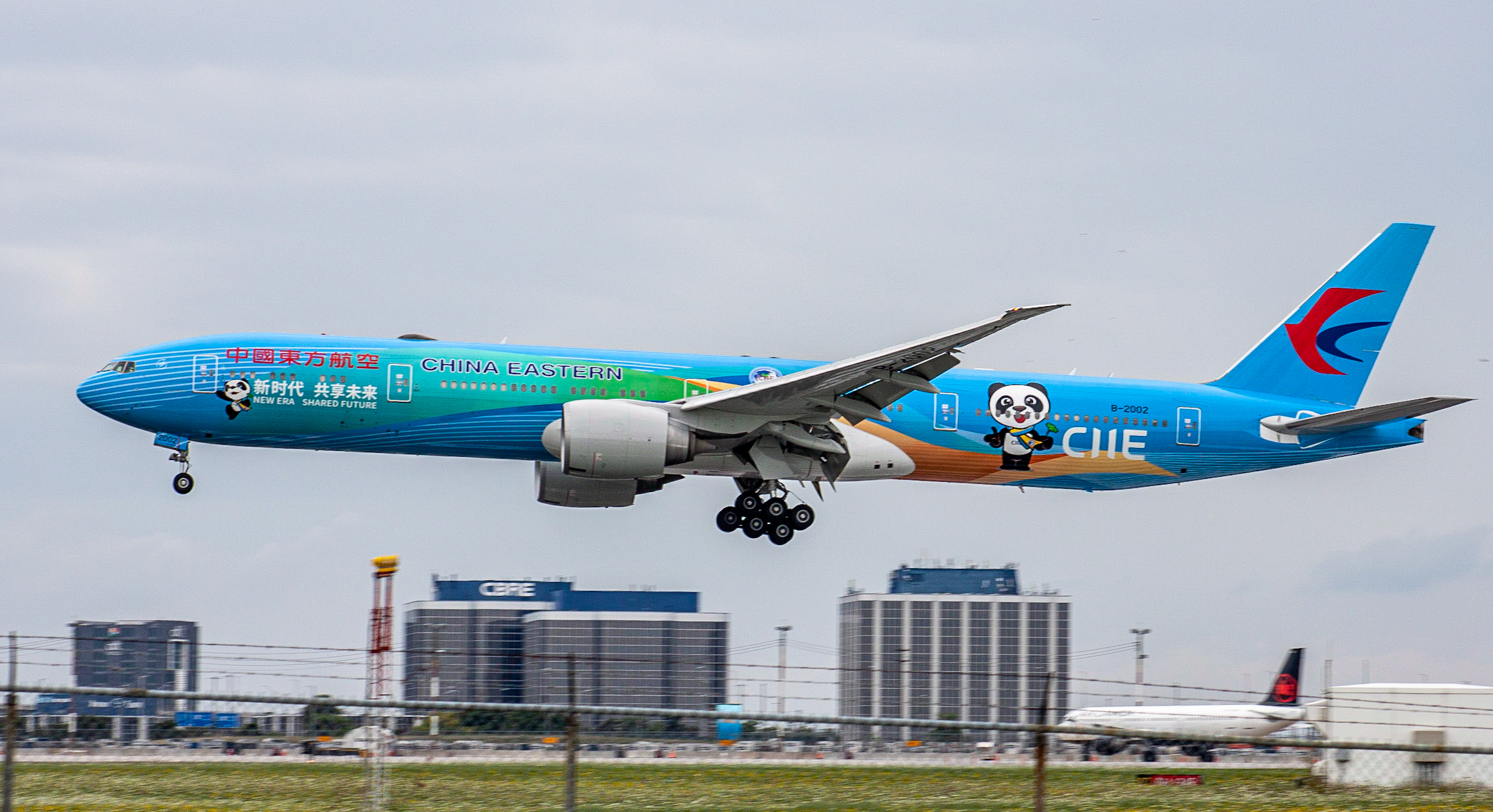 Full size: China Eastern Airlines Boeing 777-300ER B-2002 at Lester B Pearson International Airport