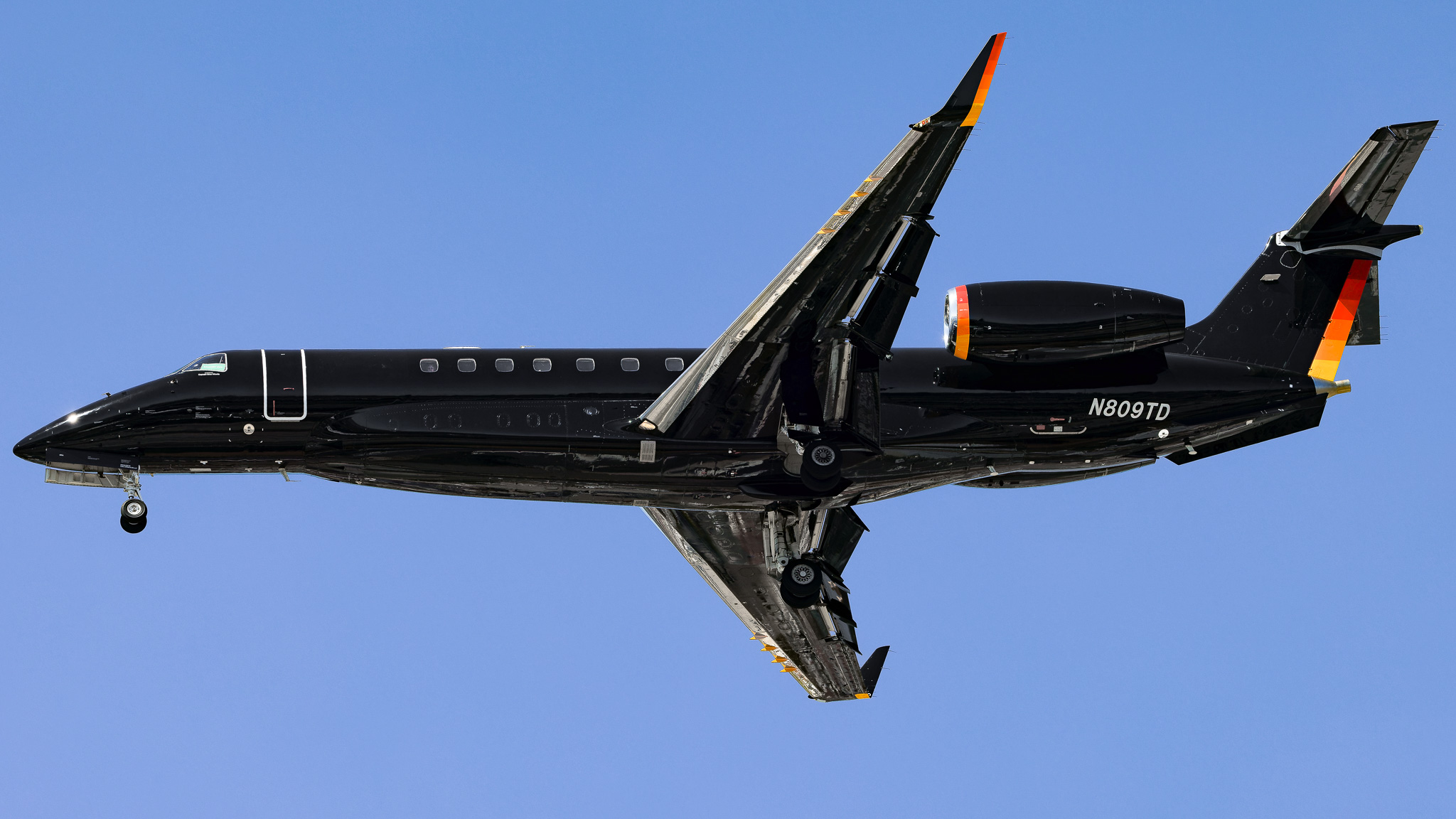 Full size: Aero Embraer Legacy 600 N809TD at San Diego International Airport