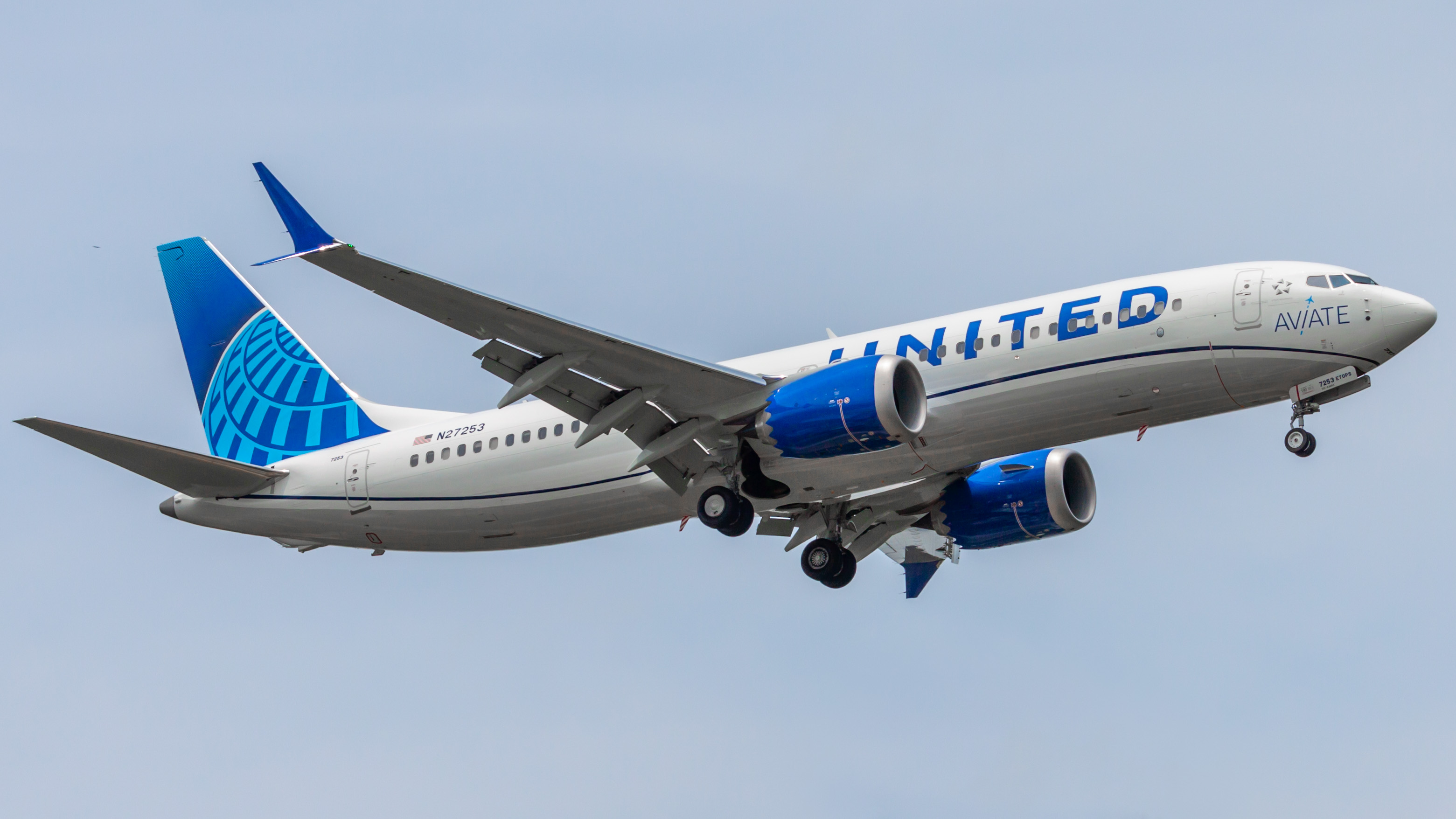 Full size: United Airlines Boeing 737 MAX 8 N27253 at Houston-George Bush Intercontinental Airport