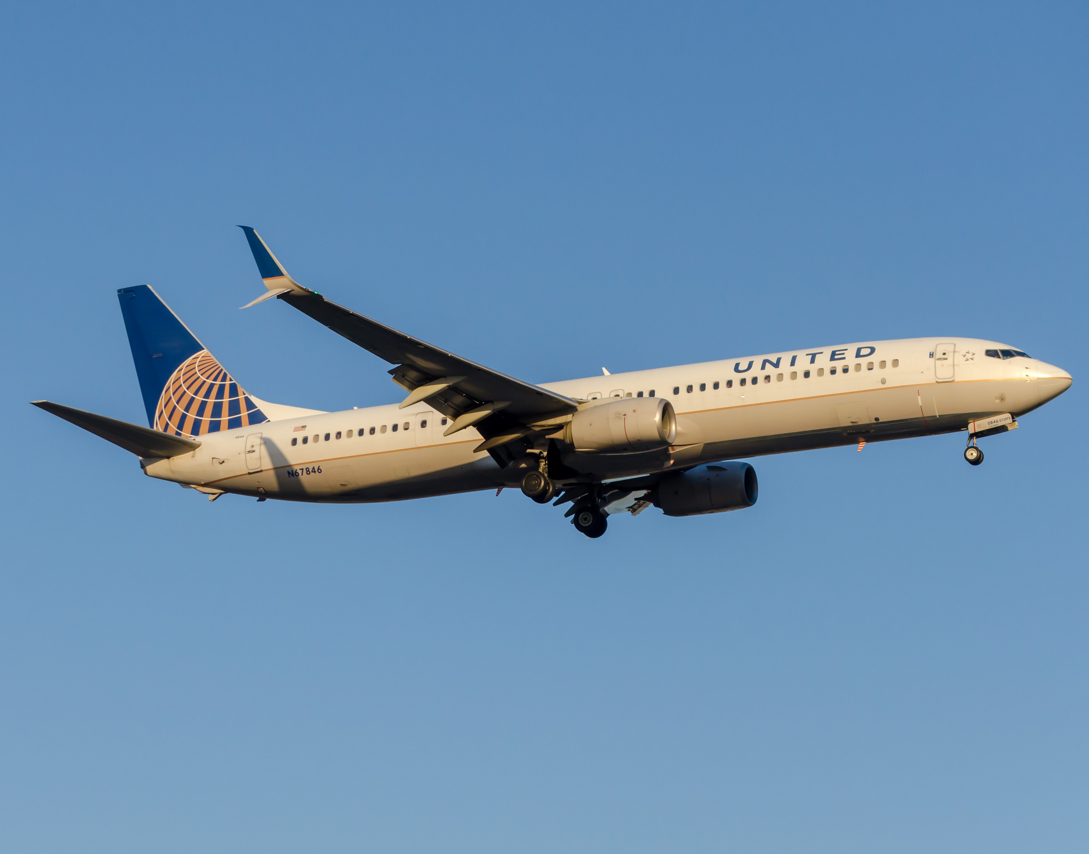 Full size: United Airlines Boeing 737-900 N67846 at Newark Liberty International Airport
