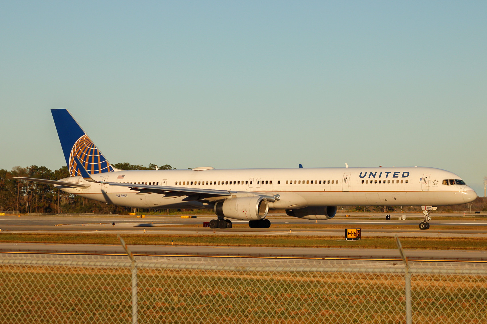 Full size: United Airlines Boeing 757-300 N75851 at Orlando International Airport