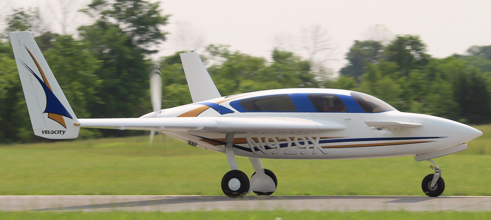 Full size: PRIVATE Velocity  N929X at Gettysburg Regional Airport