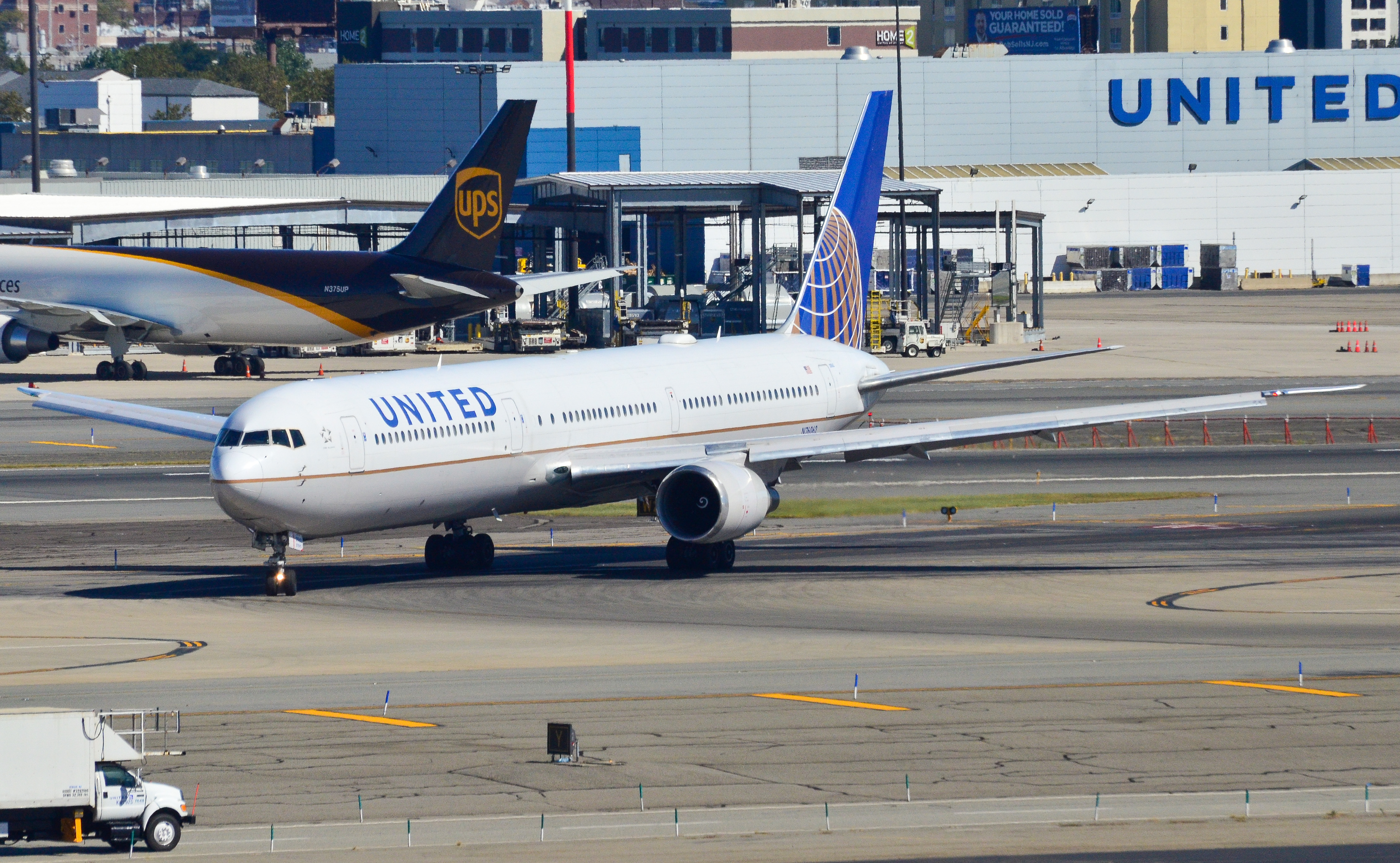Full size: United Airlines Boeing 767-400ER N76062 at Newark Liberty International Airport