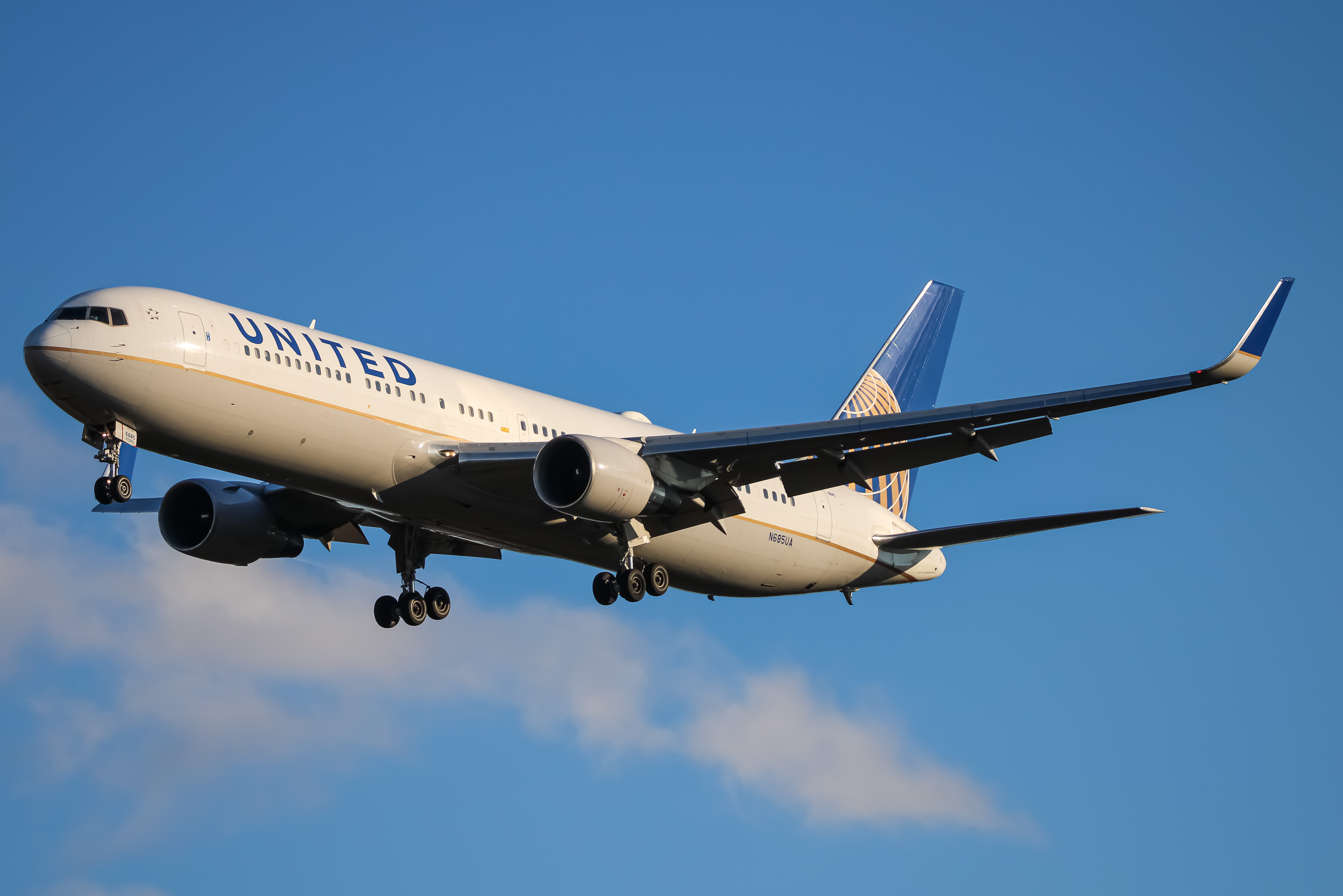 Full size: United Airlines Boeing 767-300ER N685UA at Washington Dulles International Airport