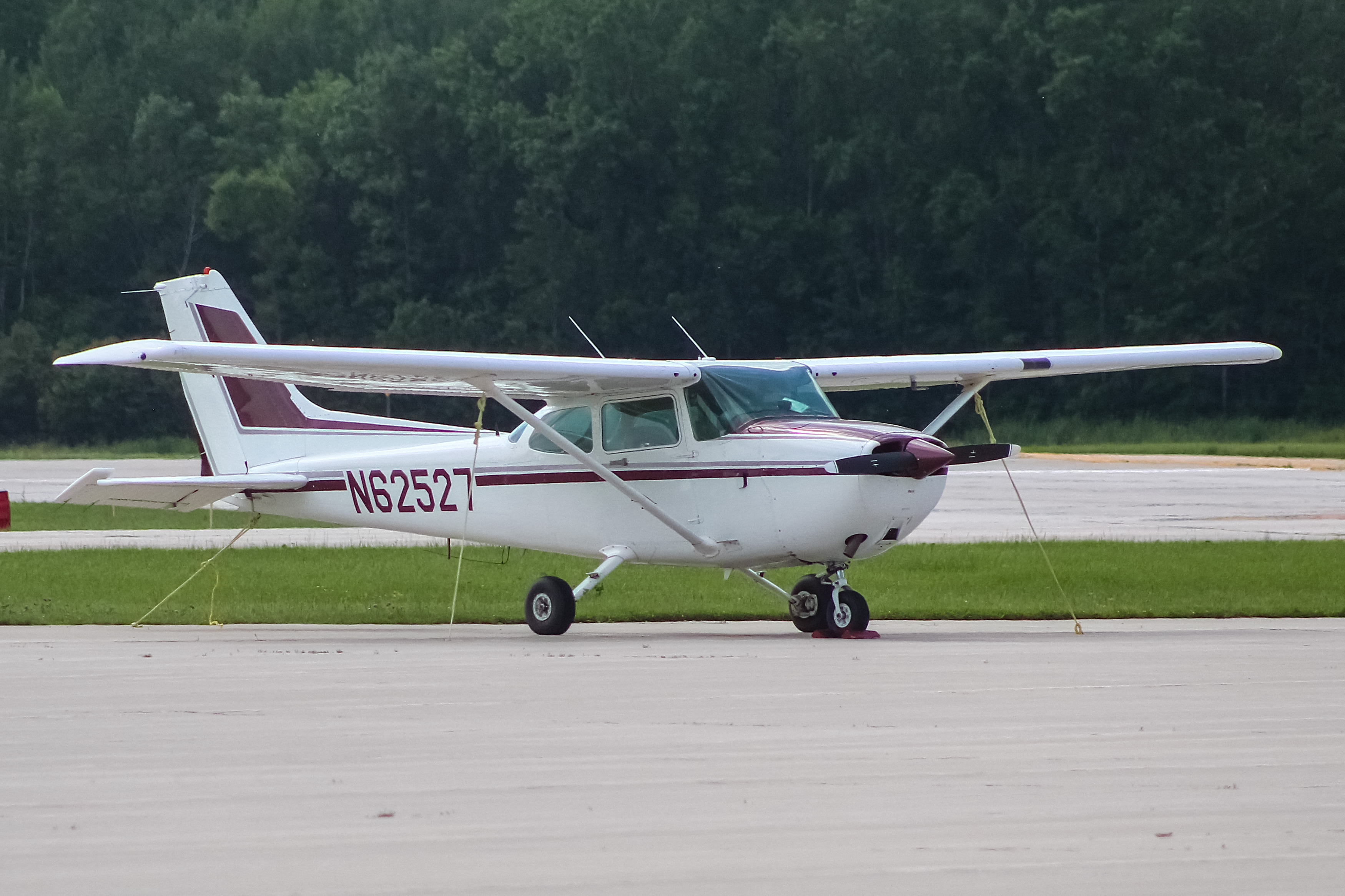 Full size: PRIVATE Cessna 172 N62527 at Green Bay-Austin Straubel International Airport