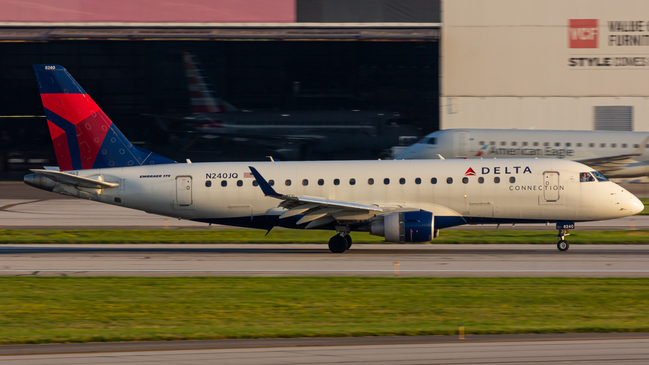 Full size: Delta Connection Embraer E175 N240JQ at John Glenn Columbus International Airport