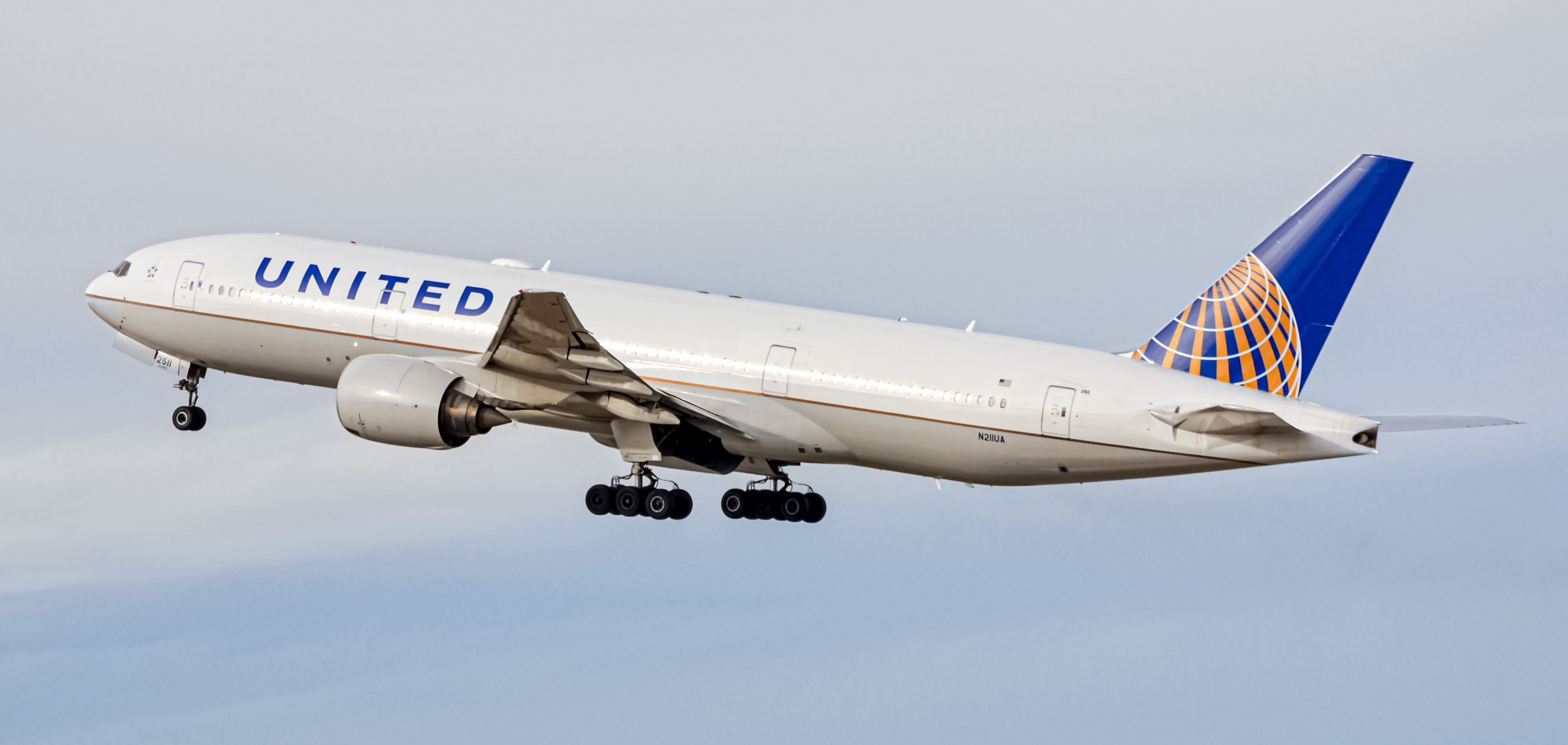 Full size: United Airlines Boeing 777-200 N211UA at Denver International Airport