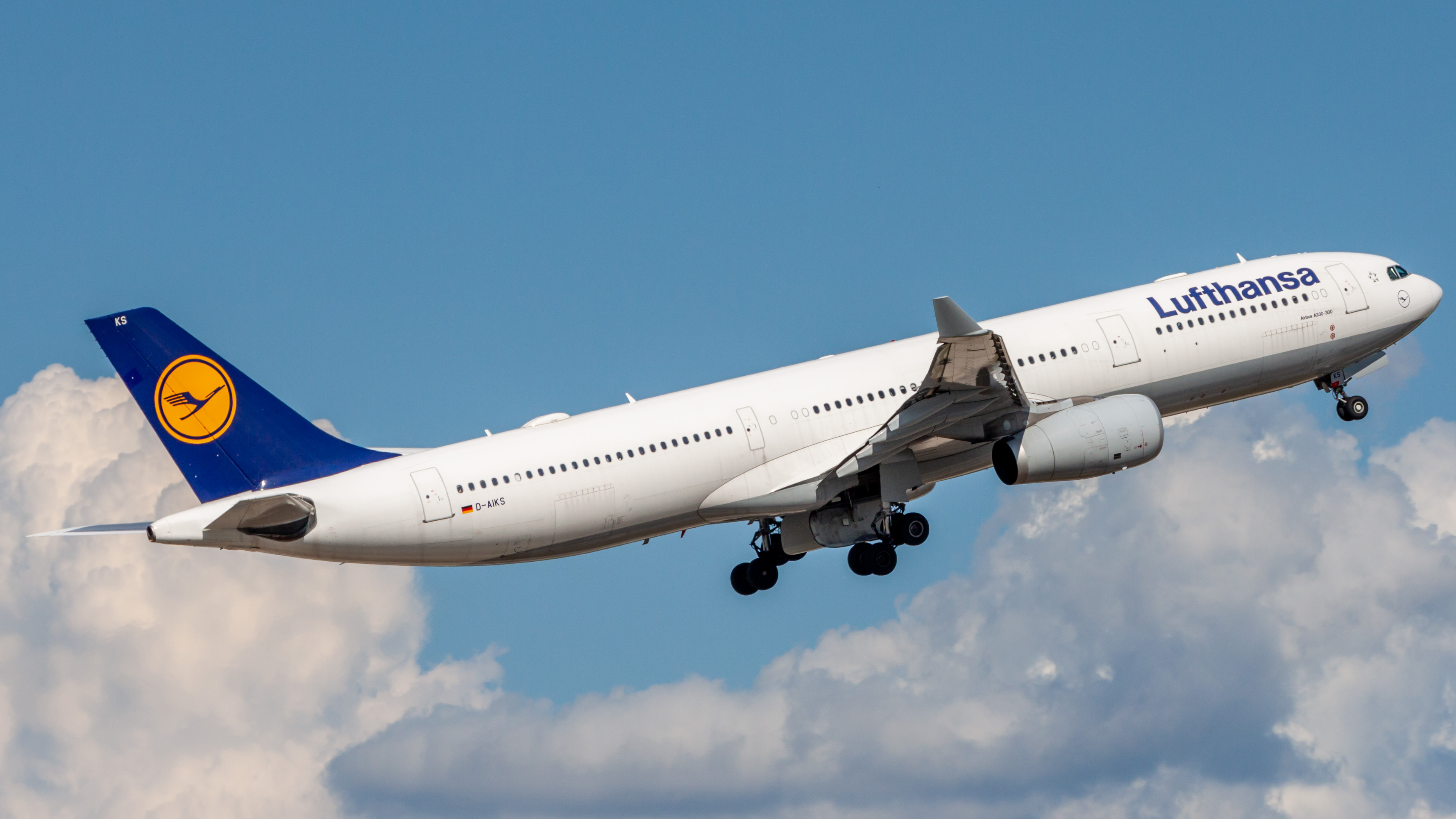 Full size: Lufthansa Airbus A330-300 D-AIKS at Houston-George Bush Intercontinental Airport