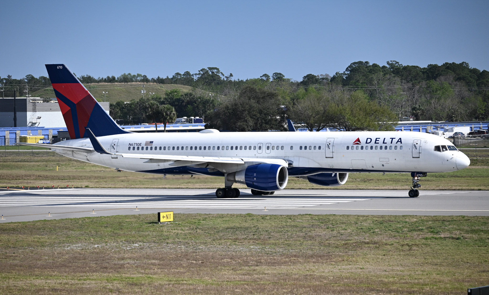 Full size: Delta Airlines Boeing 757-200 N6710E at Daytona Beach International Airport
