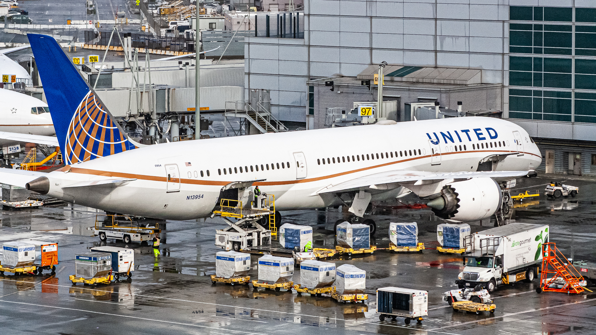 Full size: United Airlines Boeing 787-9 N13954 at San Francisco International Airport