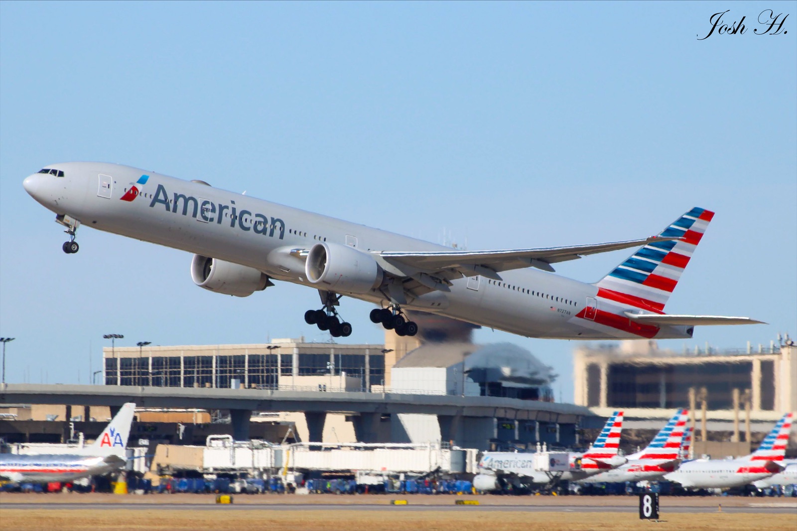Full size: American Airlines Boeing 777-300ER N727AN at Dallas-Fort Worth International Airport