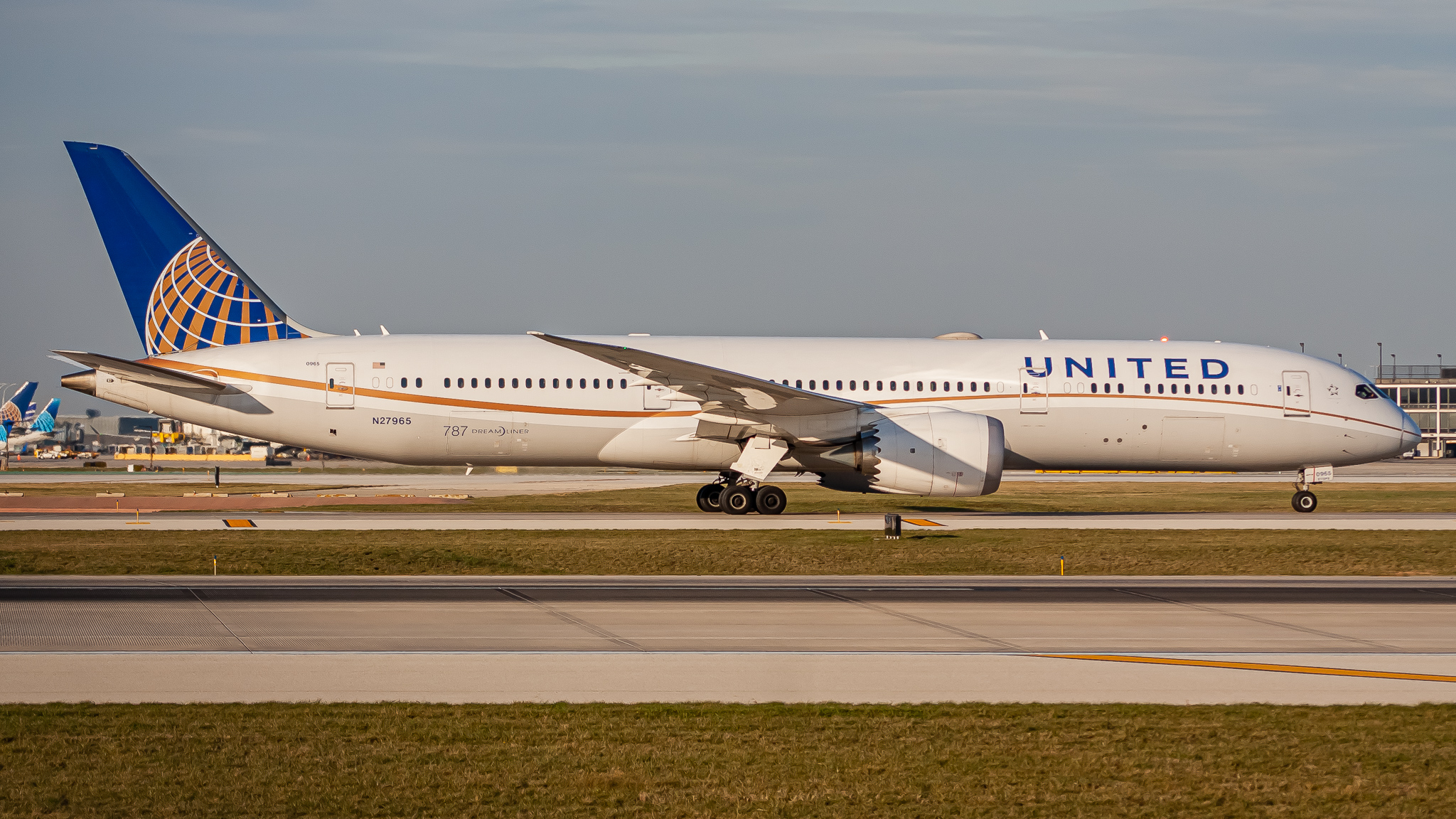 Full size: United Airlines Boeing 787-9 N27965 at Chicago O'Hare International Airport