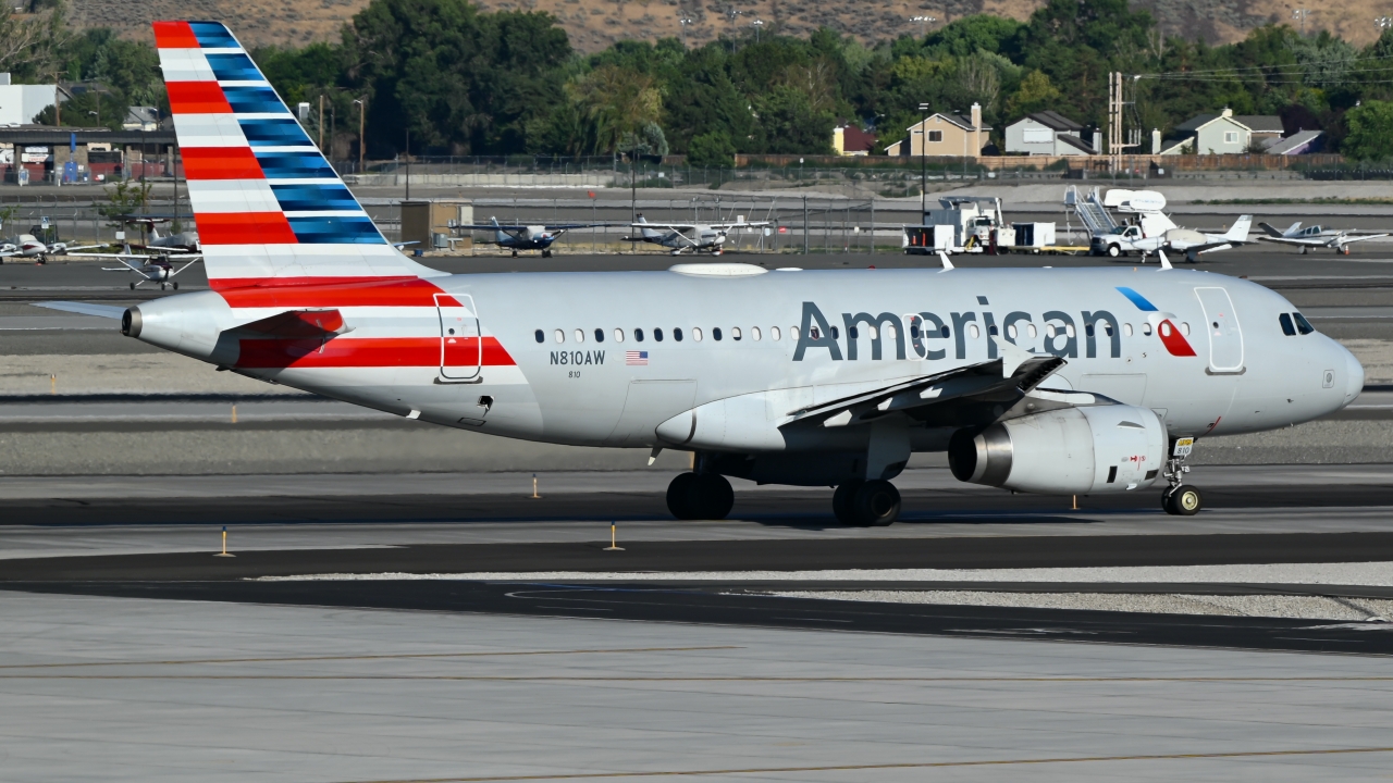 Full size: American Airlines Airbus A319 N810AW at Reno/Tahoe International Airport