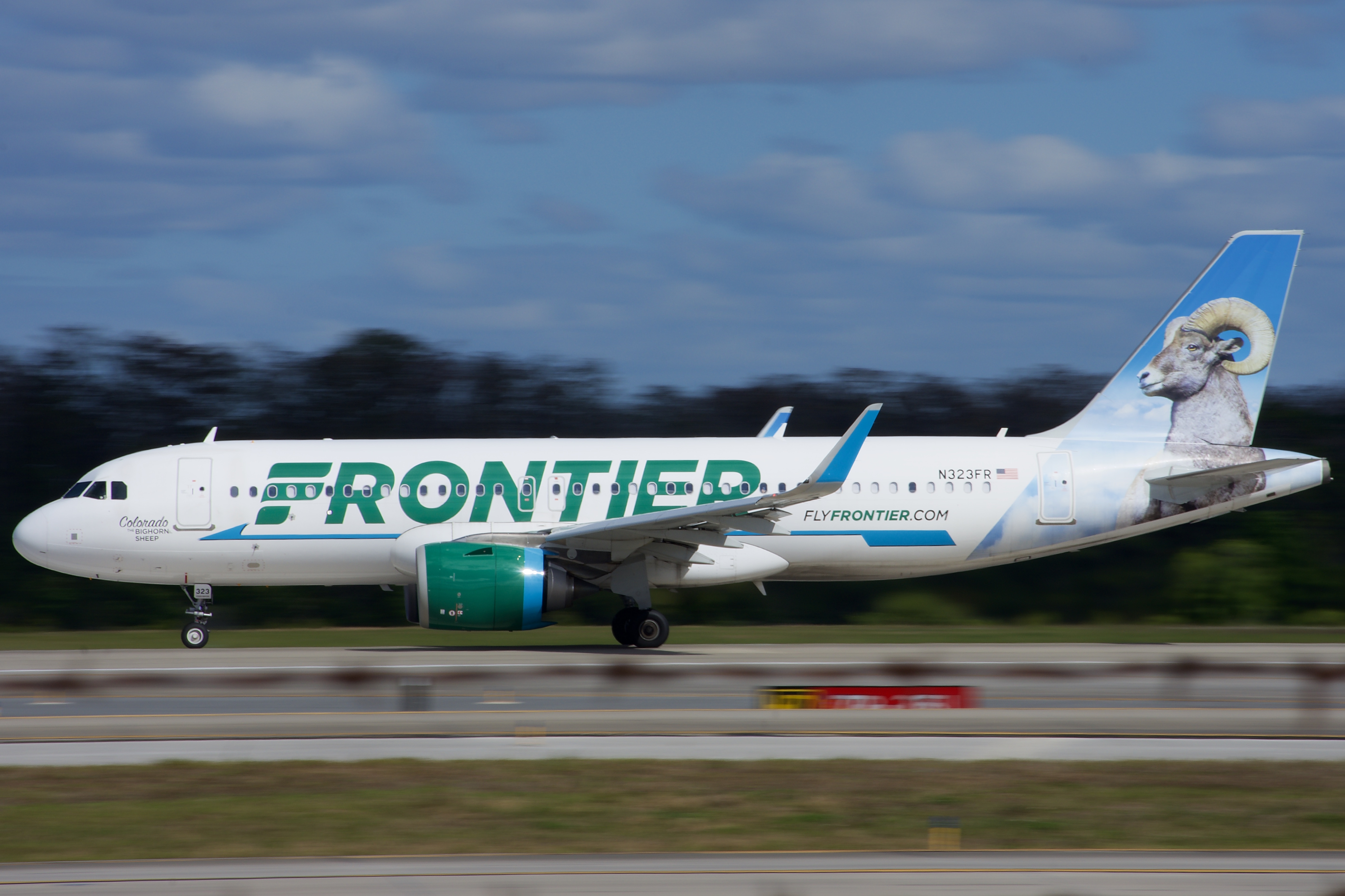 Full size: Frontier Airlines Airbus A320NEO N323FR at Orlando International Airport