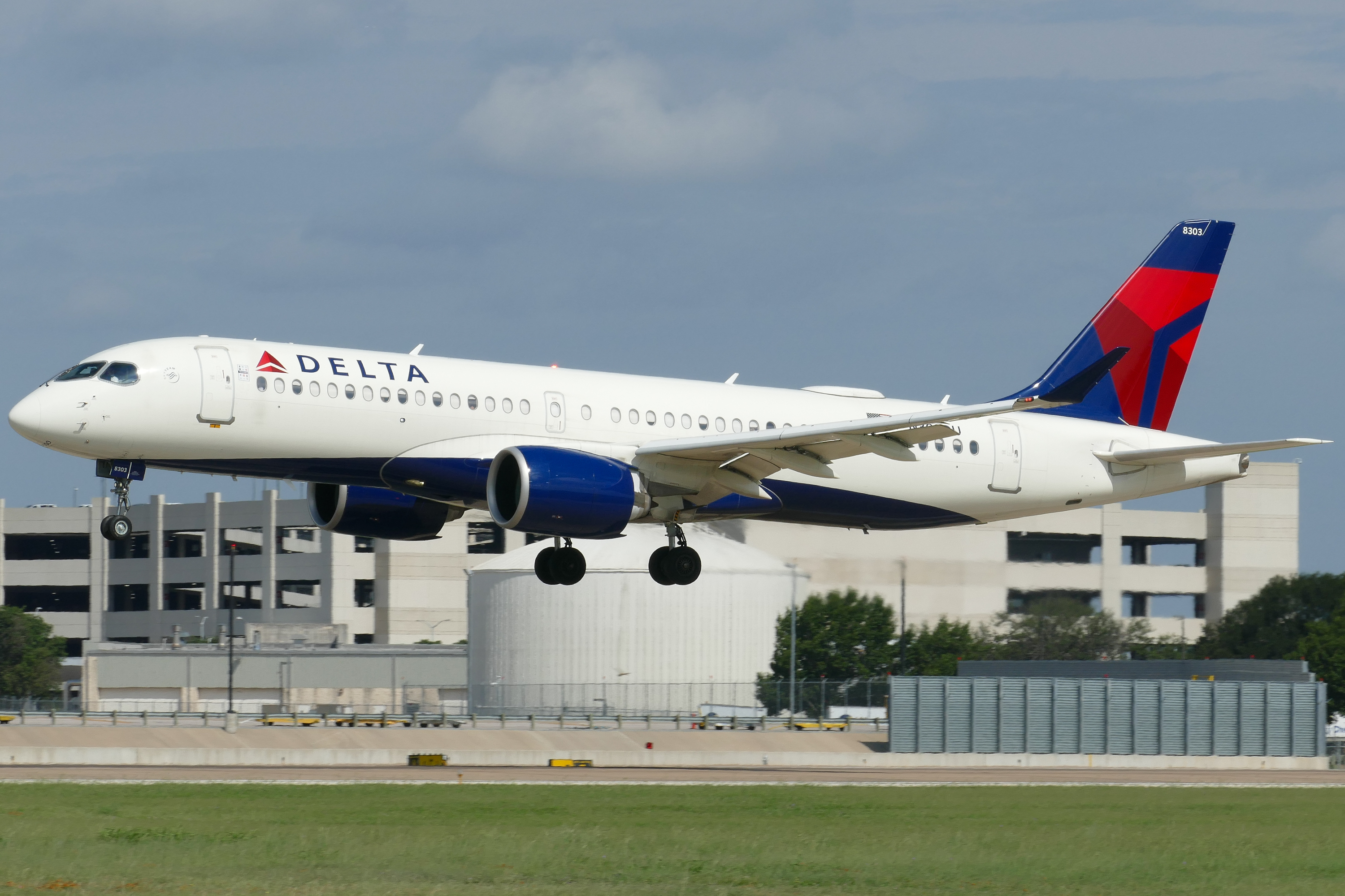 Full size: Delta Airlines Airbus A220-300 N303DU at Austin-Bergstrom International Airport