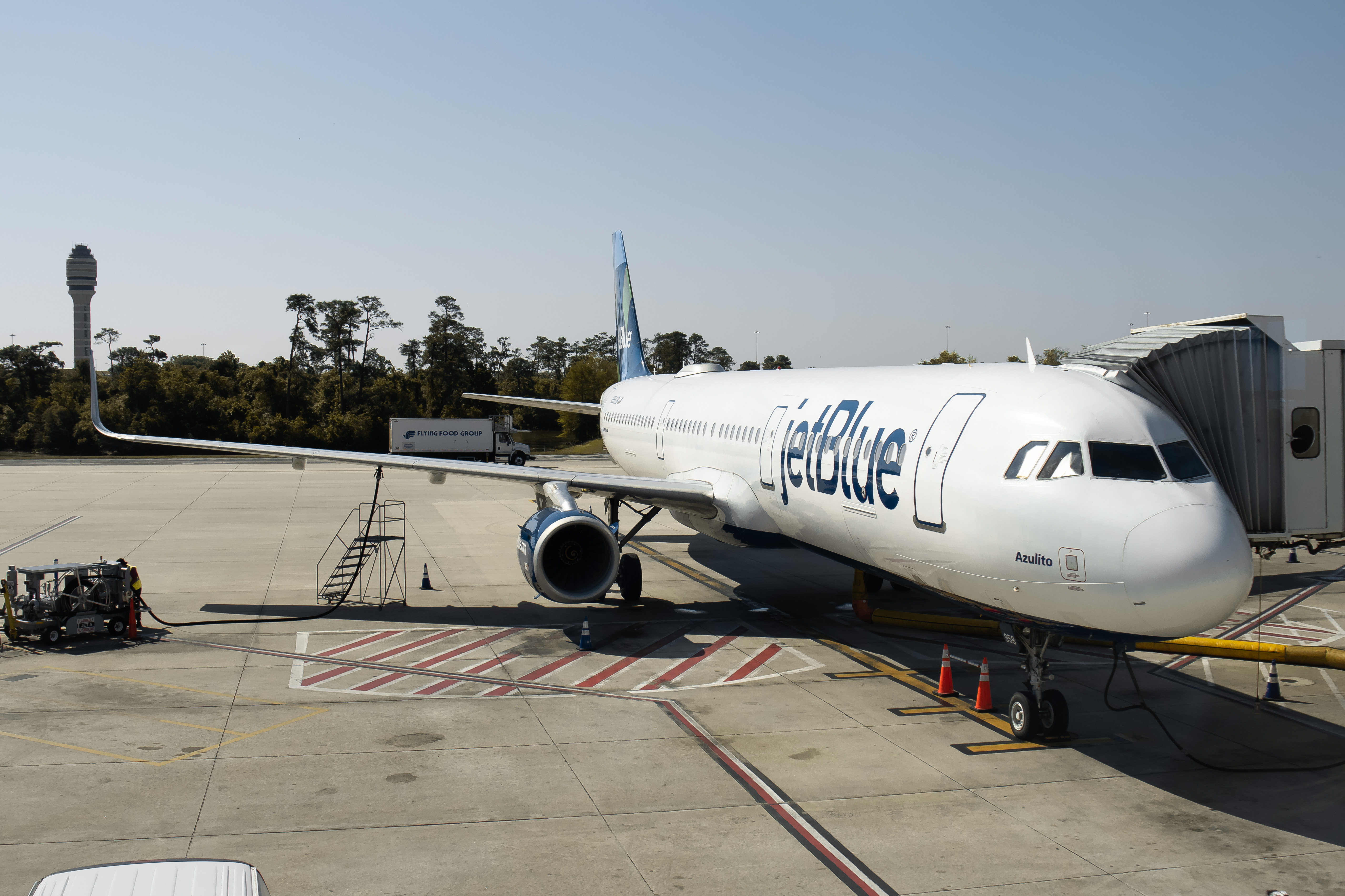 Full size: JetBlue Airbus A321-200 N958JB at Orlando International Airport