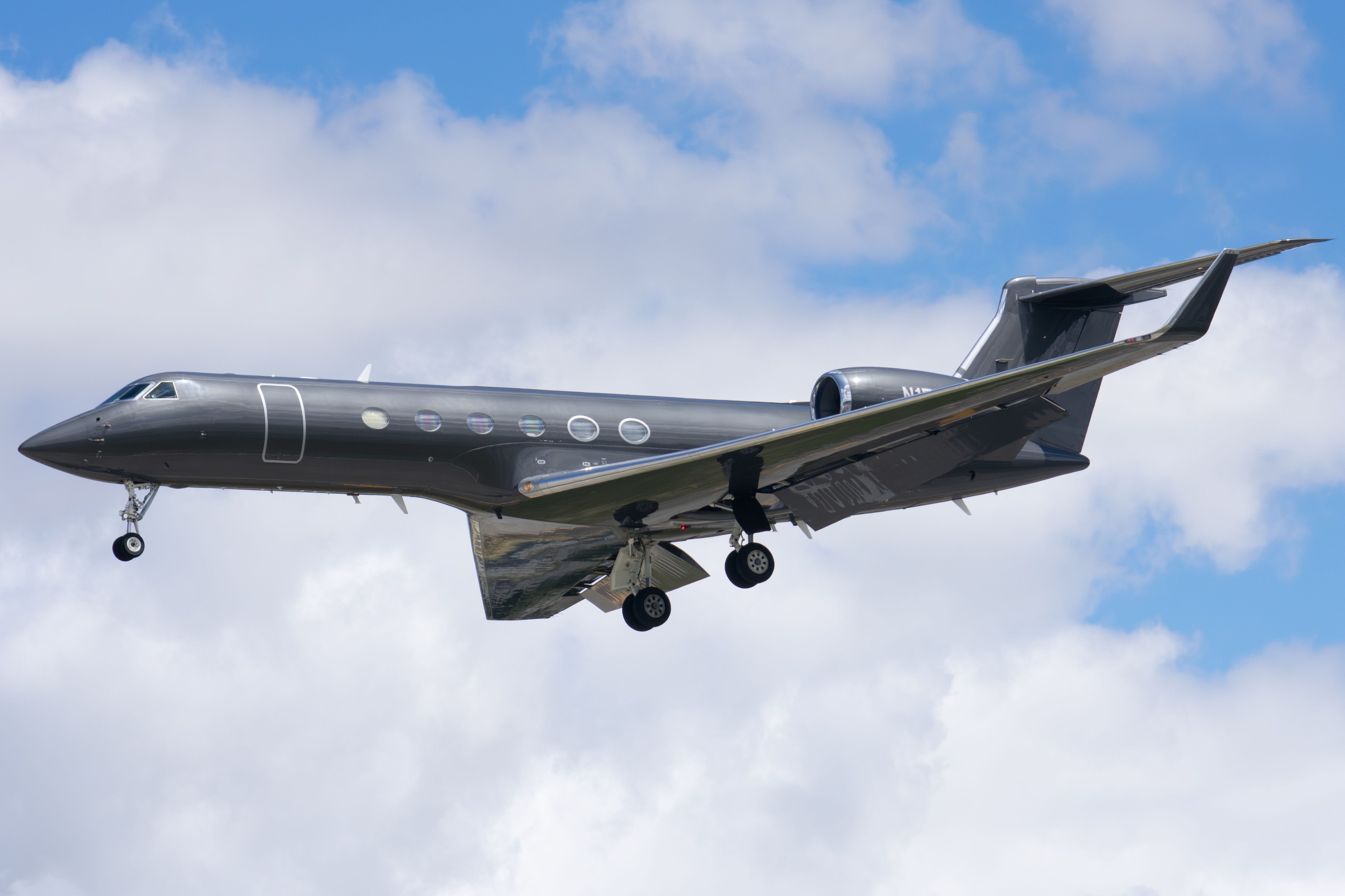 Full size: PRIVATE Gulfstream V N17FJ at Norman Y Mineta San Jose International Airport