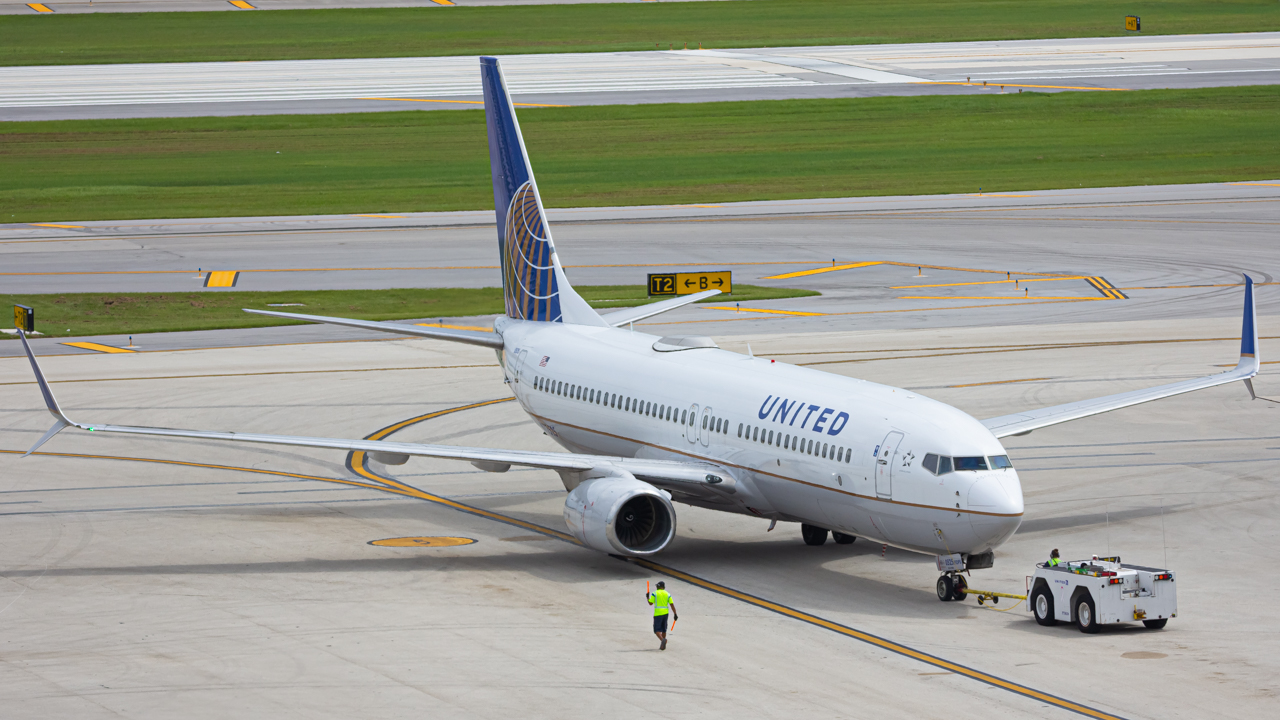 Full size: United Airlines Boeing 737-800 N77525 at Fort Lauderdale/Hollywood International Airport