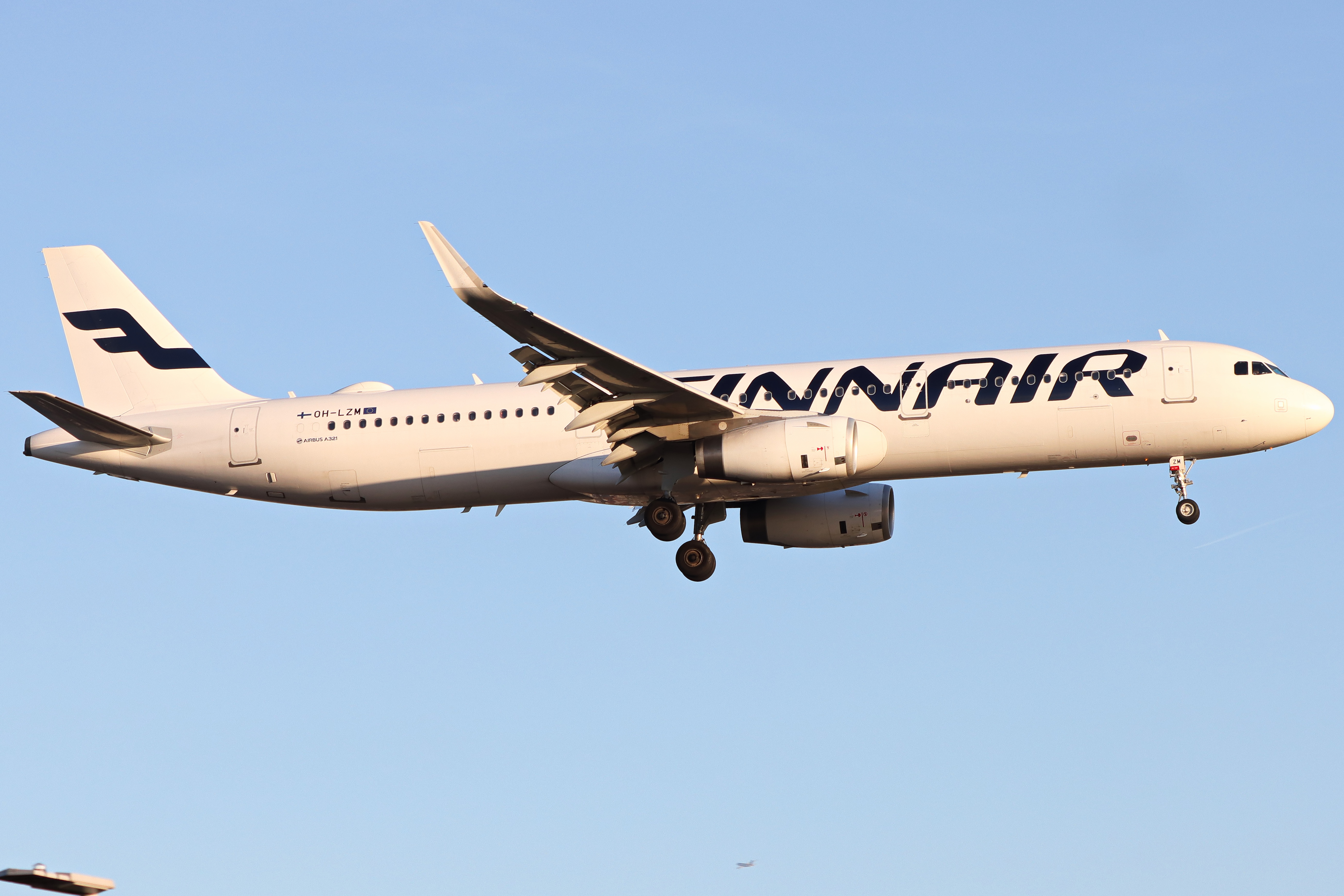 Full size: Finnair Airbus A321-200 OH-LZM at London Heathrow International Airport