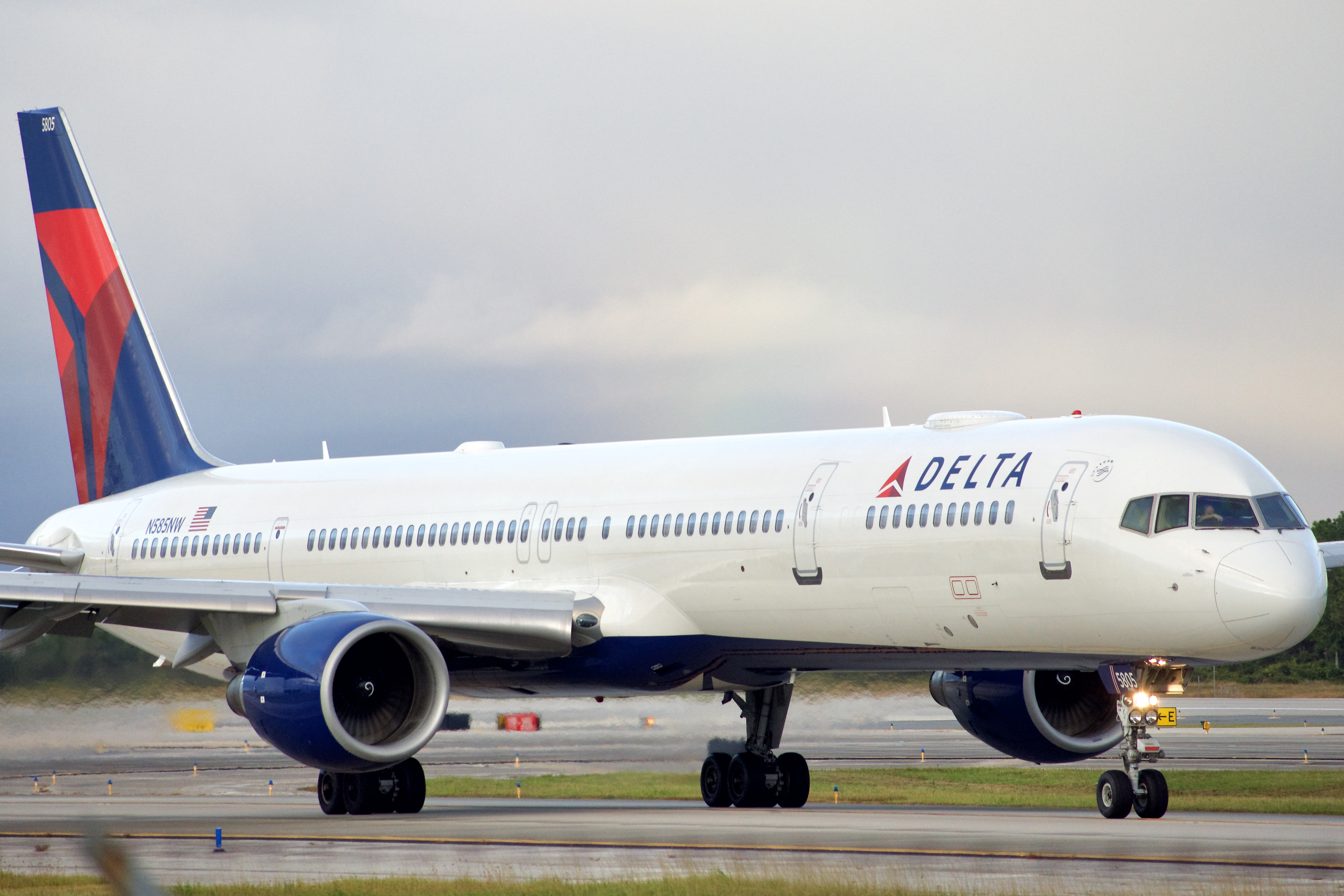 Full size: Delta Airlines Boeing 757-300 N585NW at Orlando International Airport