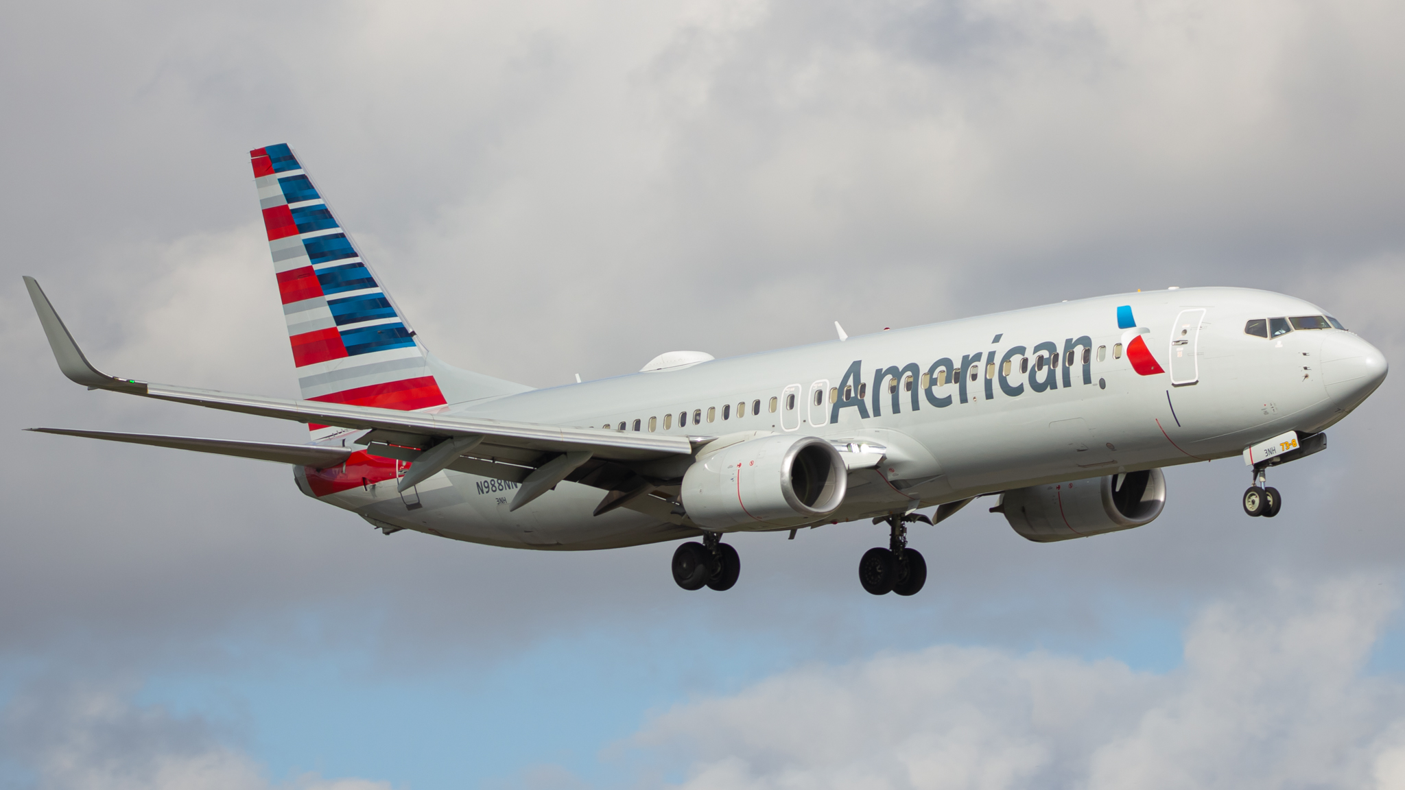 Full size: American Airlines Boeing 737-800 N988NN at Miami International Airport