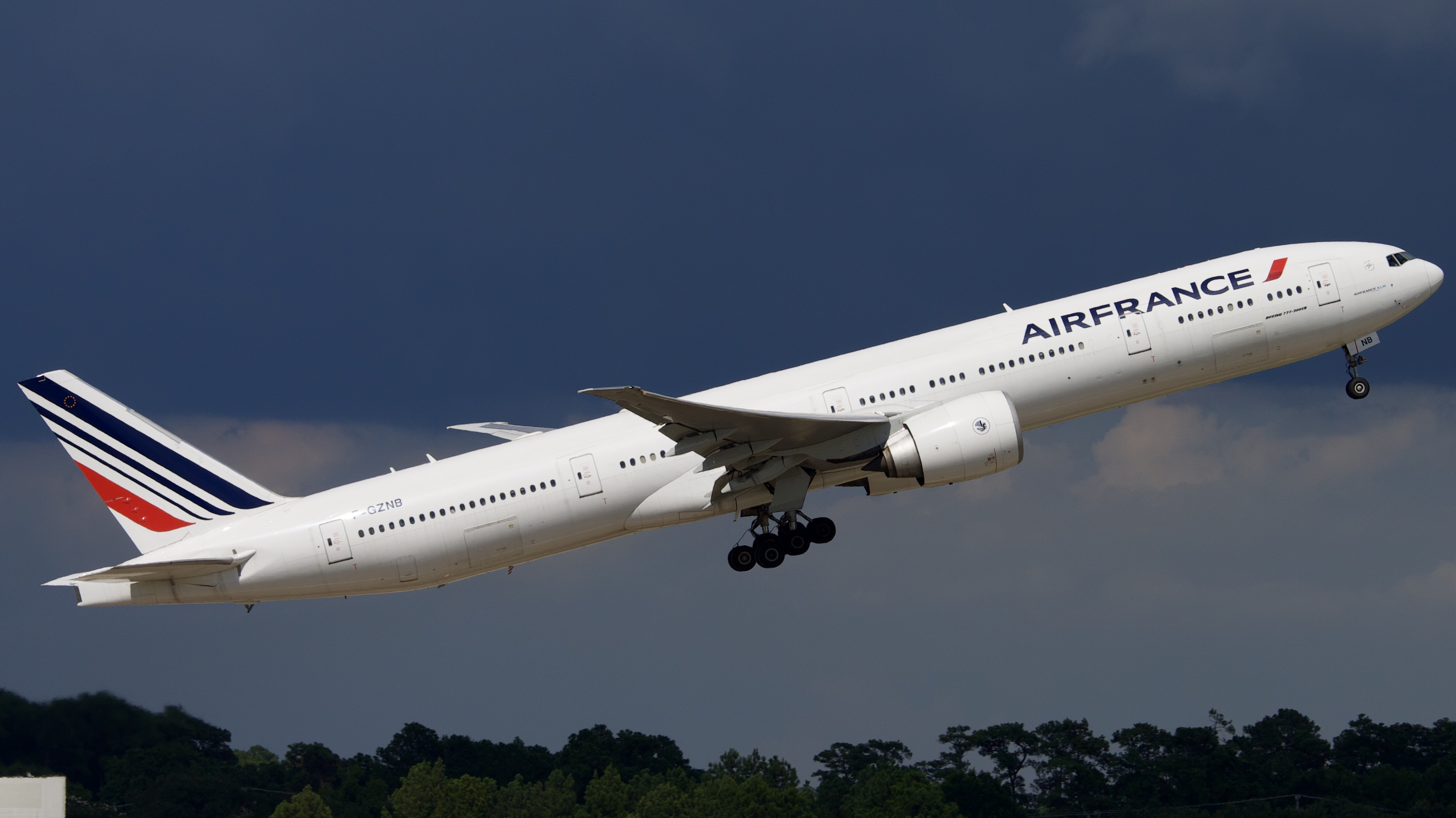Full size: Air France Boeing 777-300ER F-GZNB at Houston-George Bush Intercontinental Airport