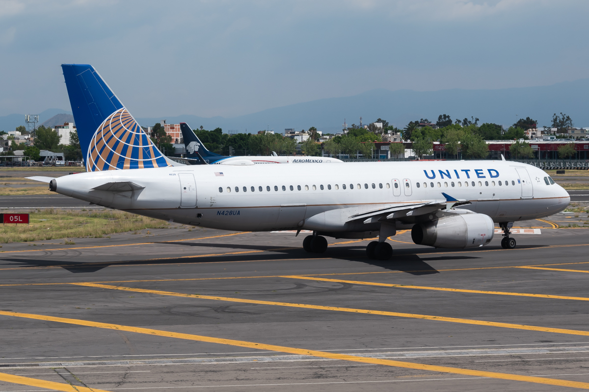Full size: United Airlines Airbus A320 N428UA at Mexico City International Airport