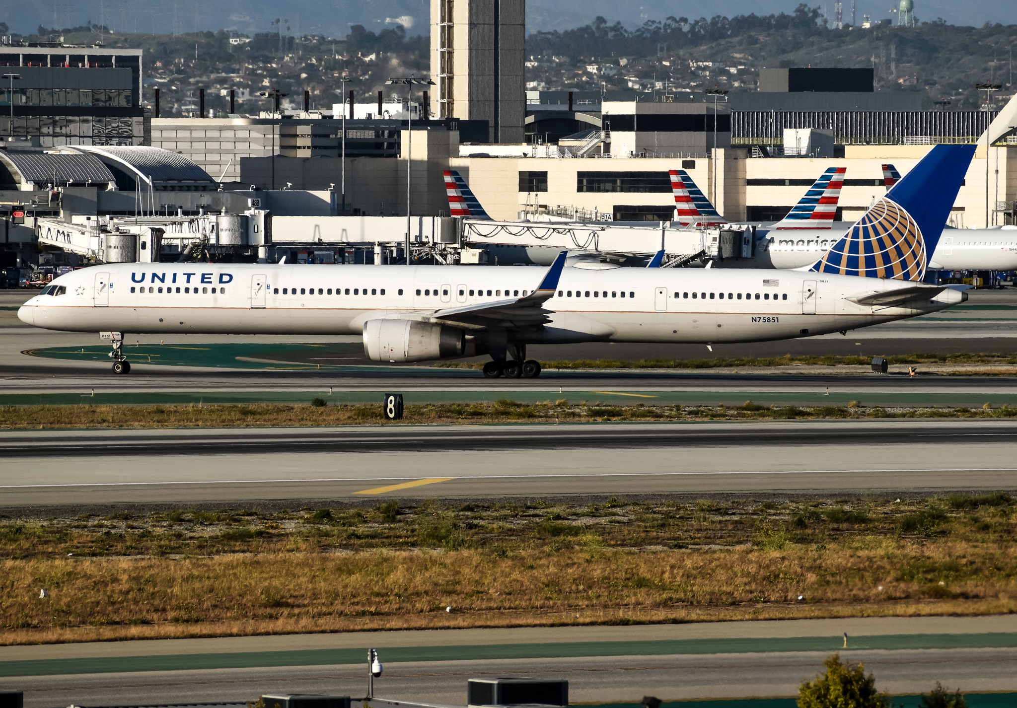 Full size: United Airlines Boeing 757-300 N75851 at Los Angeles International Airport