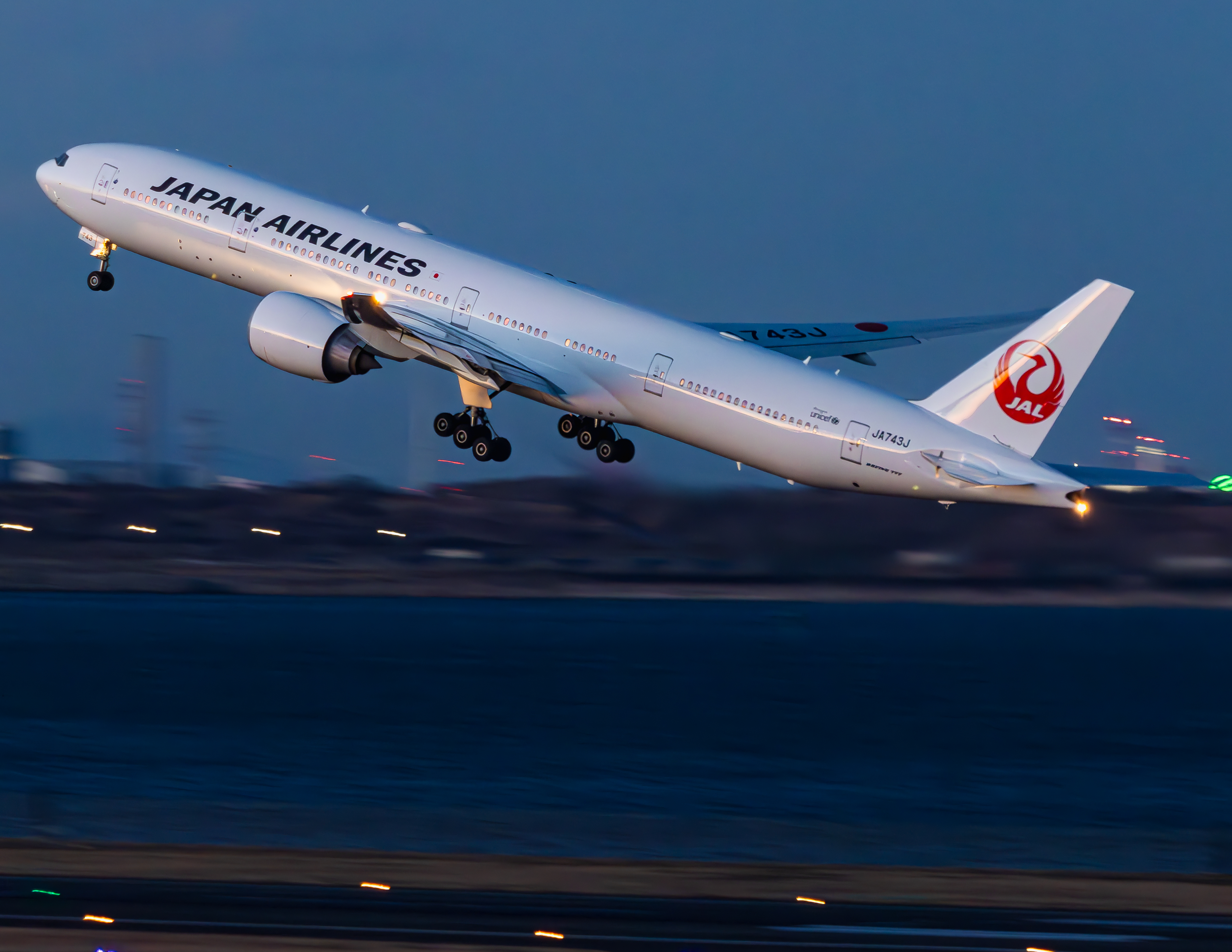 Full size: Japan Airlines Boeing 777-300ER JA743J at Tokyo-Haneda Airport