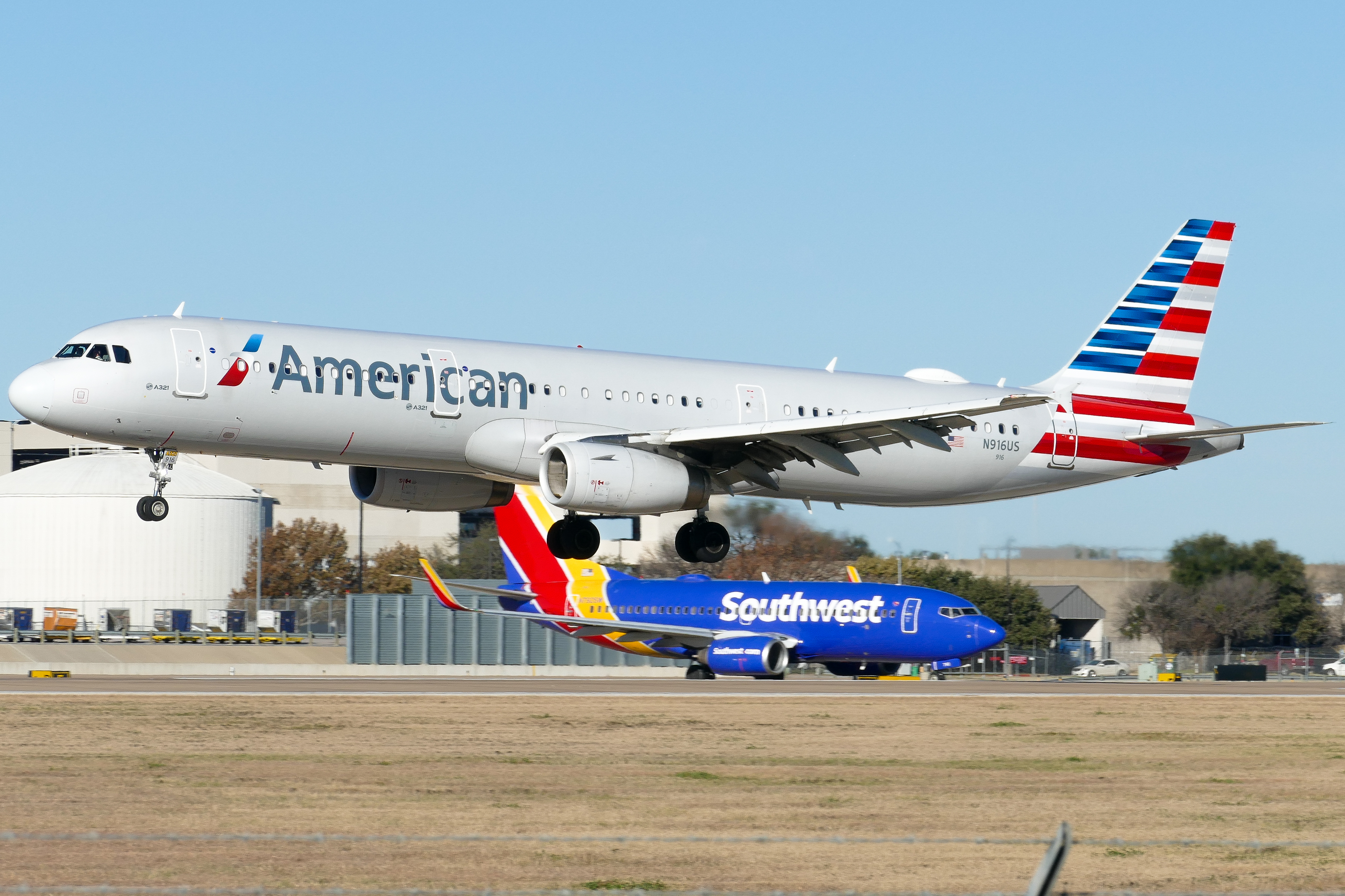 Full size: American Airlines Airbus A321-200 N916US at Austin-Bergstrom International Airport