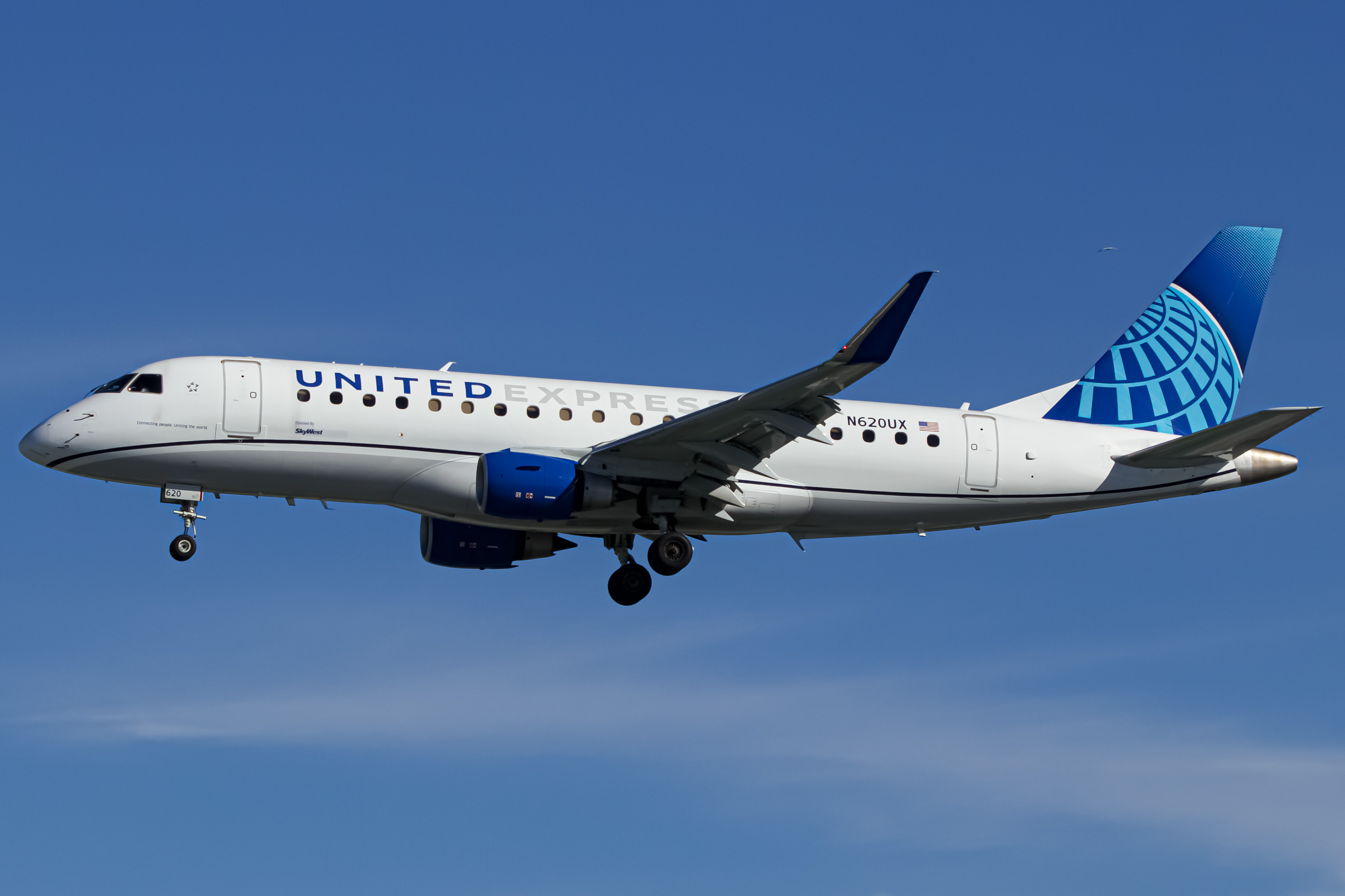 Full size: United Express Embraer E175 N620UX at San Diego International Airport