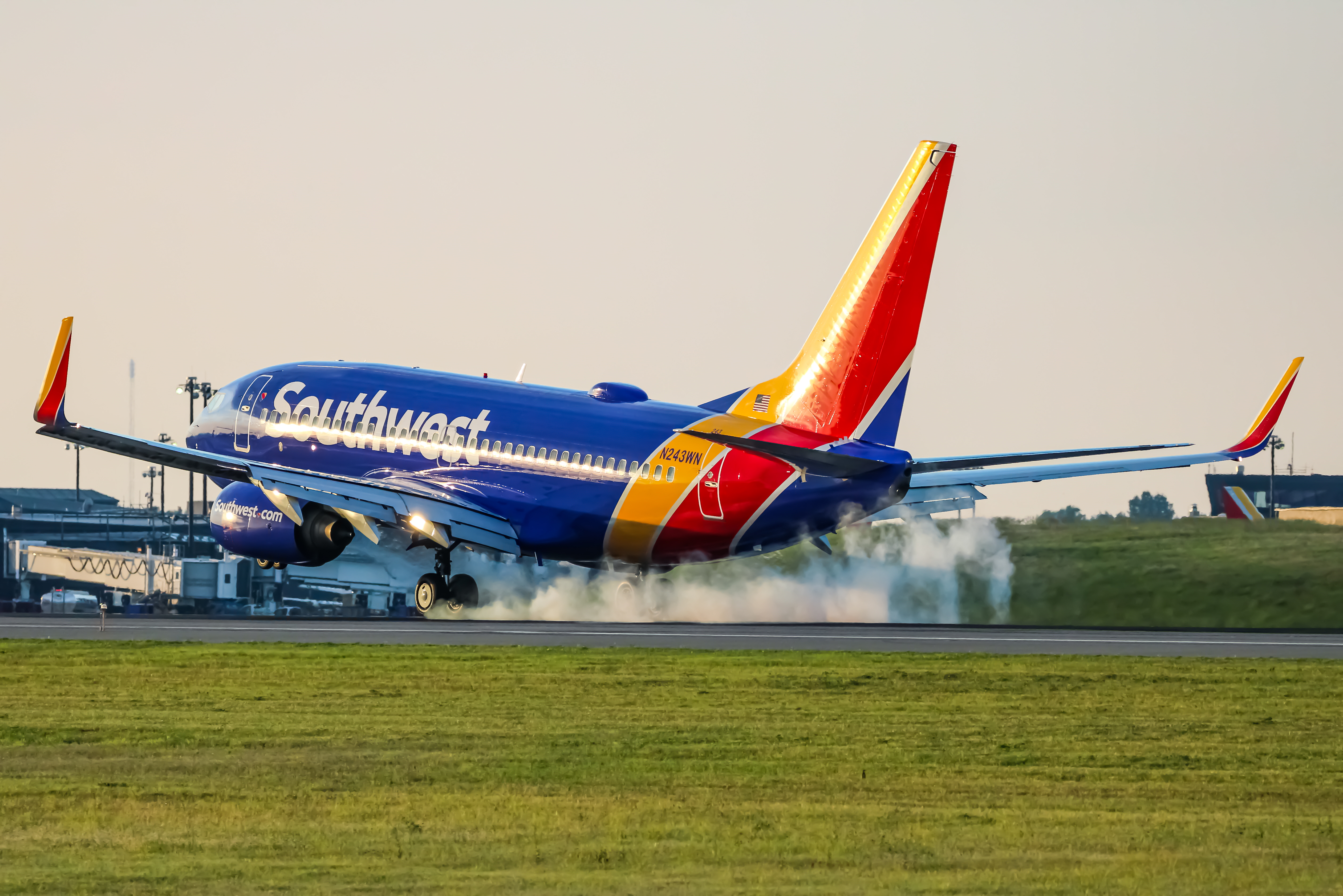 Full size: Southwest Airlines Boeing 737-700 N243WN at Baltimore/Washington International Thurgood Marshall Airport