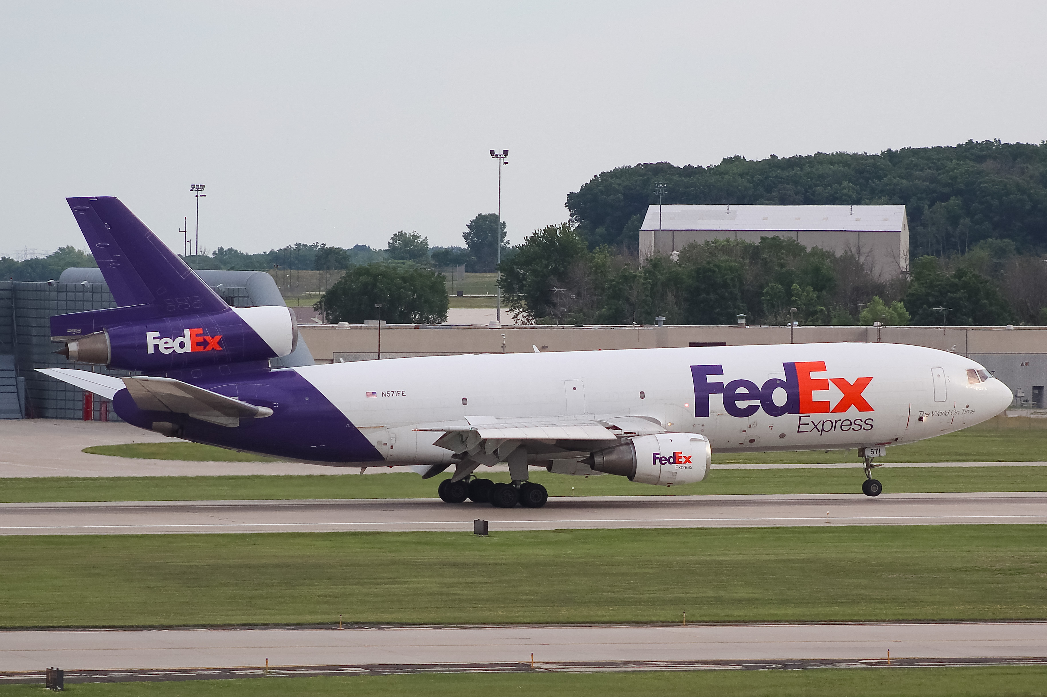 Full size: FedEx McDonnell Douglas DC-10F N571FE at General Mitchell International Airport