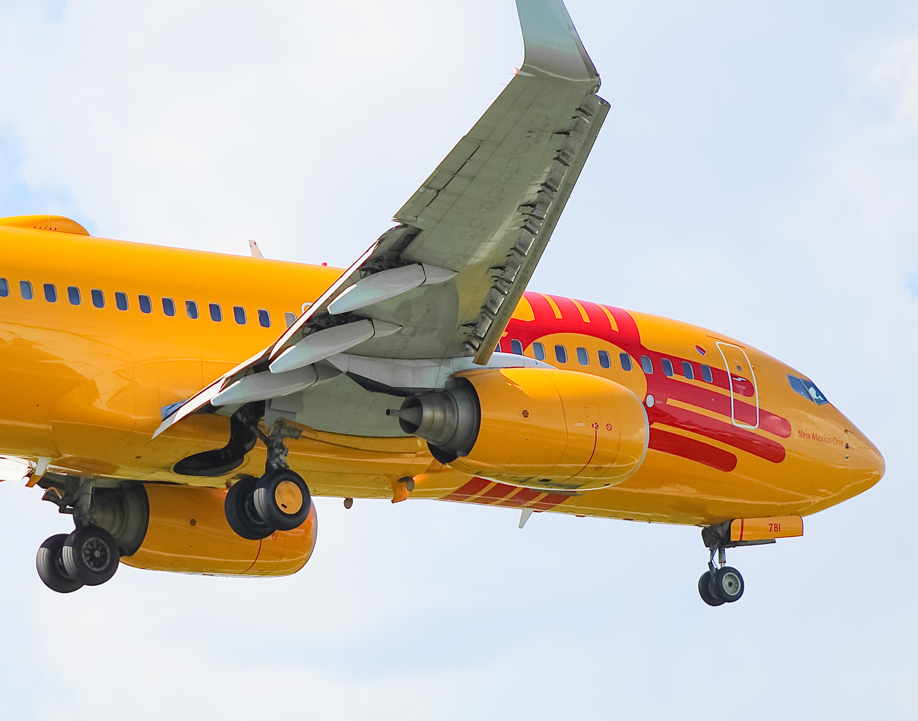 Full size: Southwest Airlines Boeing 737-700 N781WN at General Mitchell International Airport