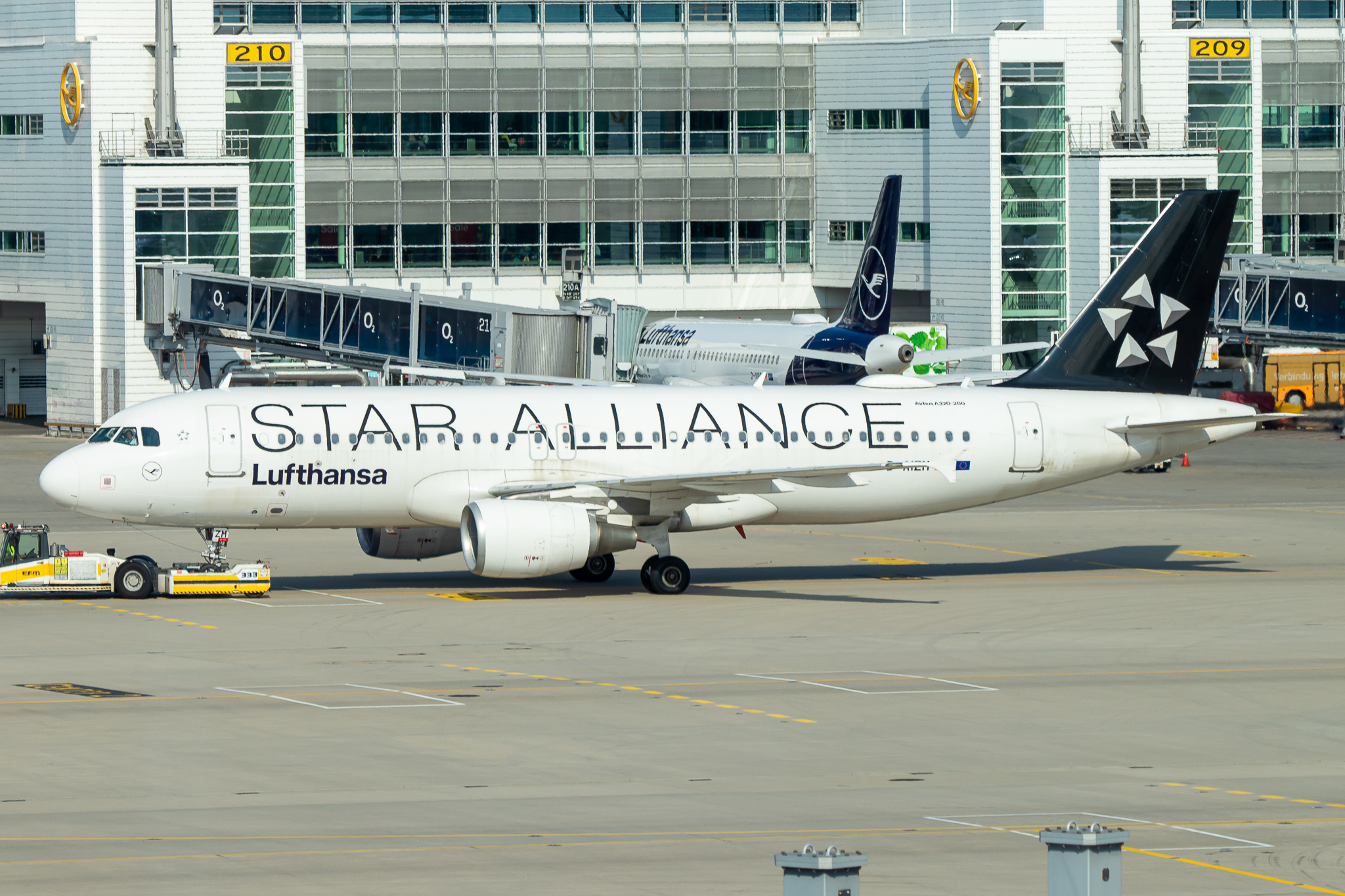 Full size: Lufthansa Airbus A320 D-AIZM at Munich International Airport