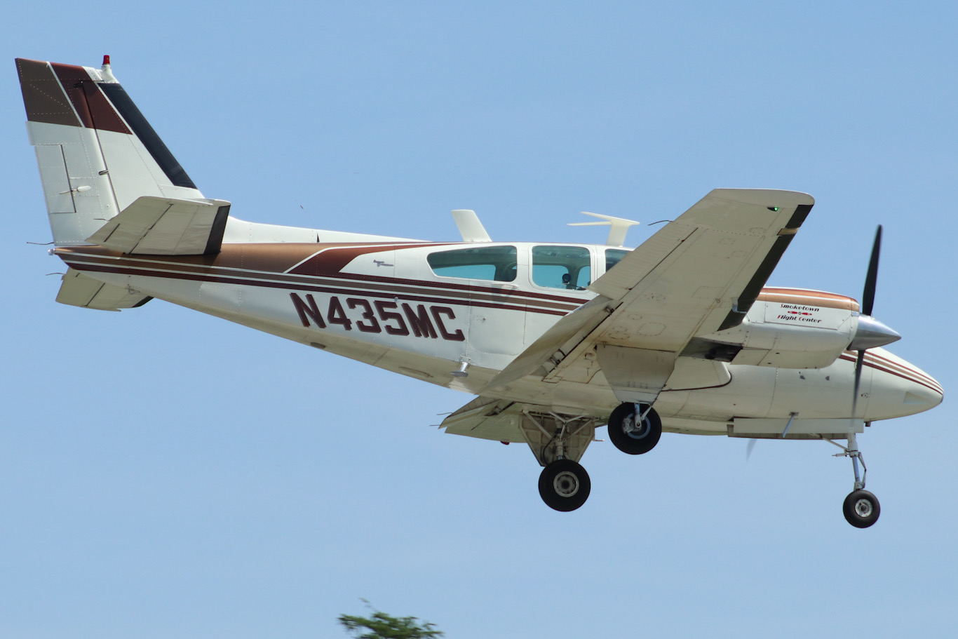 Full size: PRIVATE Beechcraft 55 Baron N435MC at York Airport
