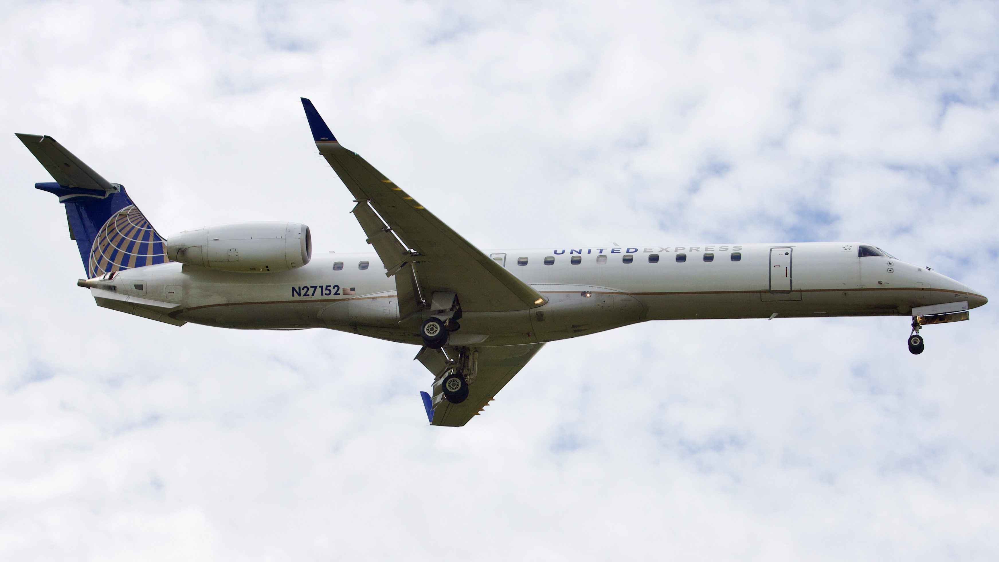 Full size: United Express Embraer ERJ145 N27152 at Houston-George Bush Intercontinental Airport