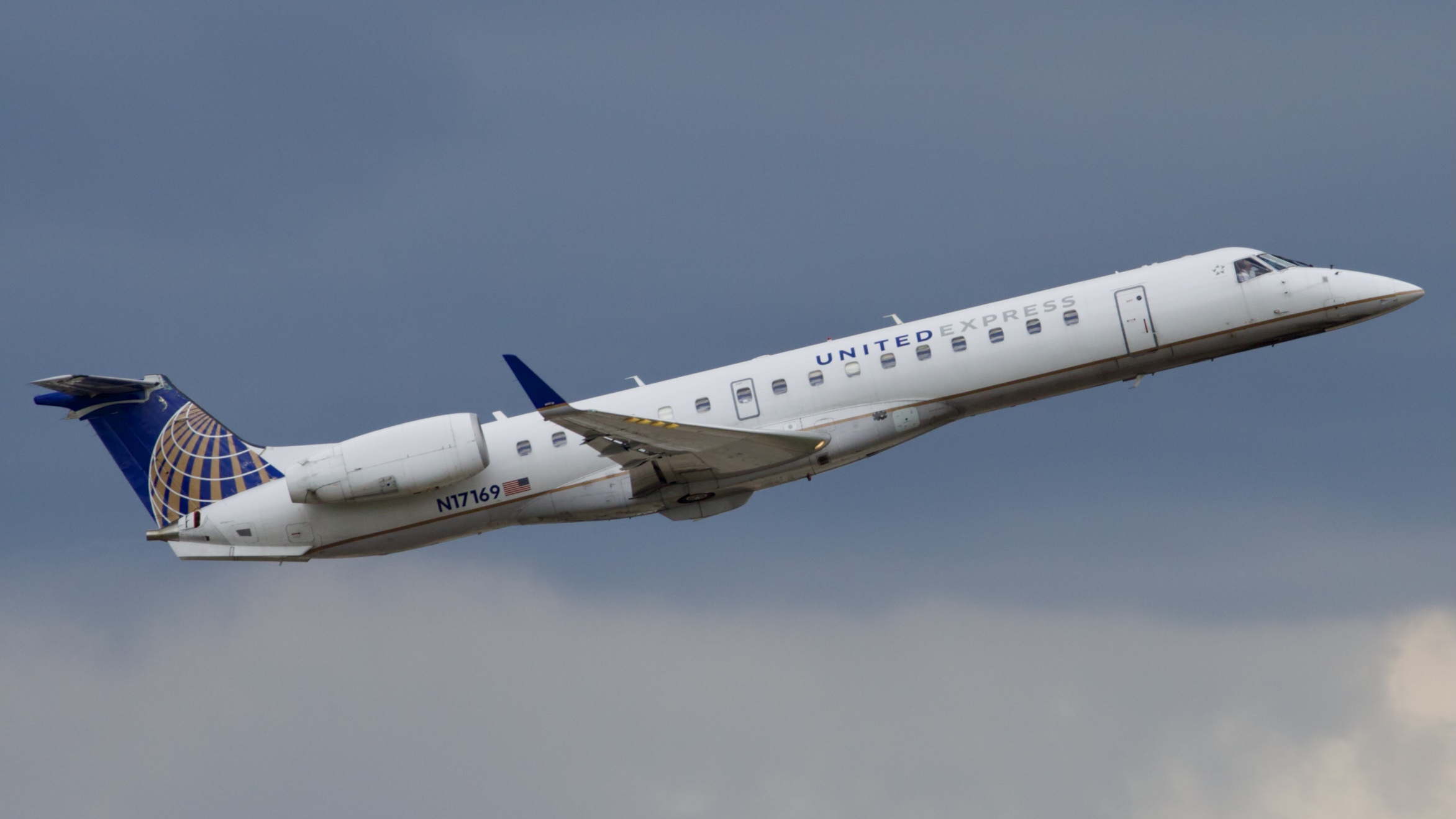 Full size: United Express Embraer ERJ145 N17169 at Houston-George Bush Intercontinental Airport
