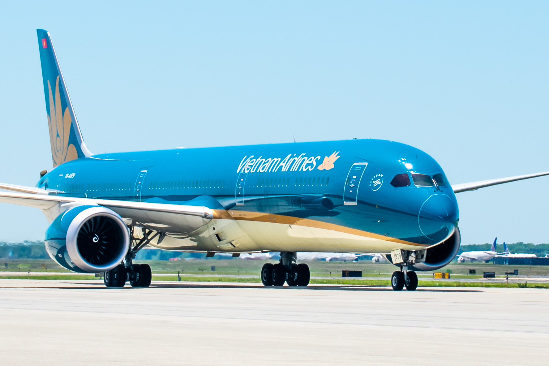 Full size: Vietnam Airlines  Boeing 787-10 VN-A879 at Washington Dulles International Airport