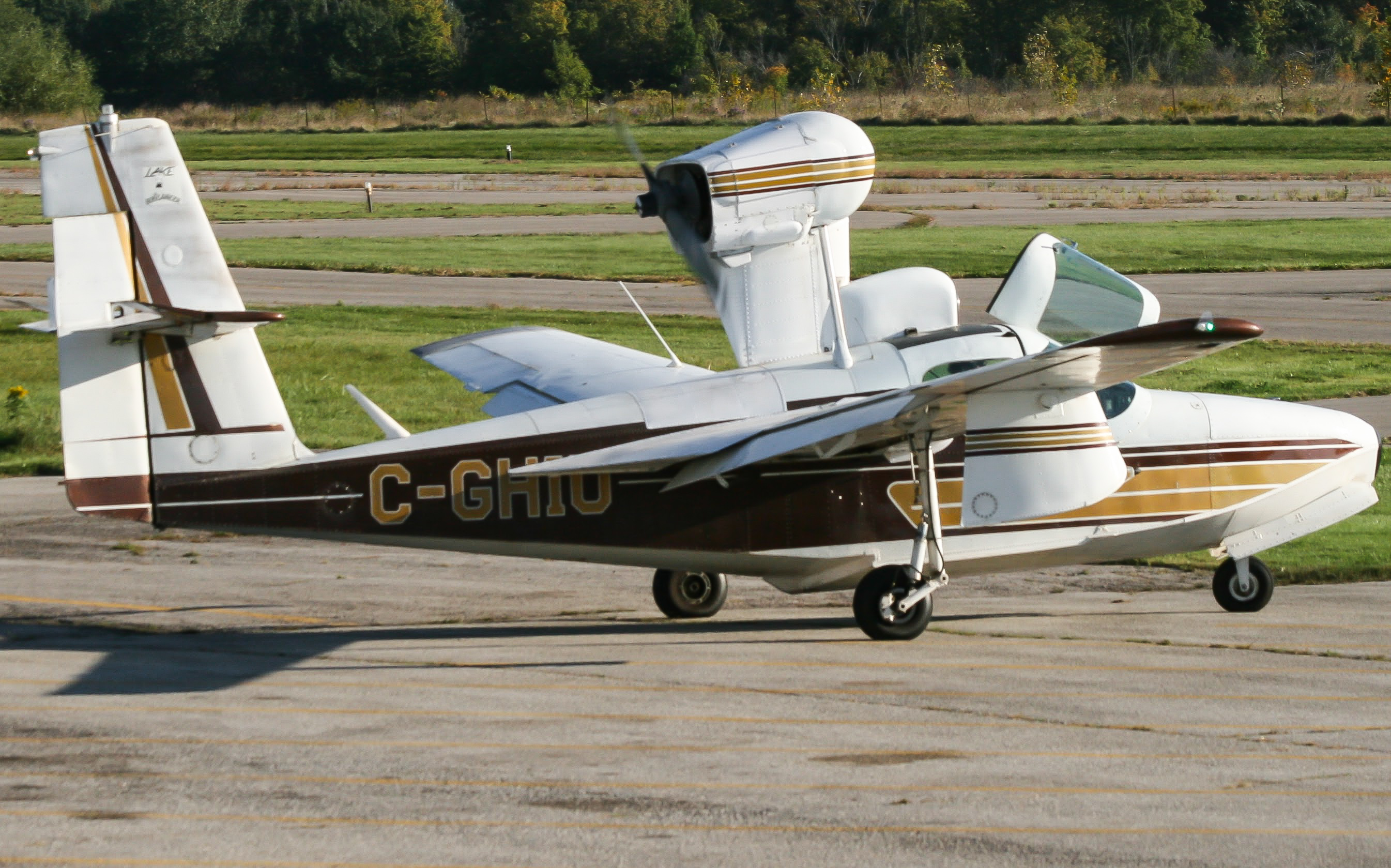 Full size: PRIVATE Lake LA-4-200 Buccaneer  C-GHIU at 