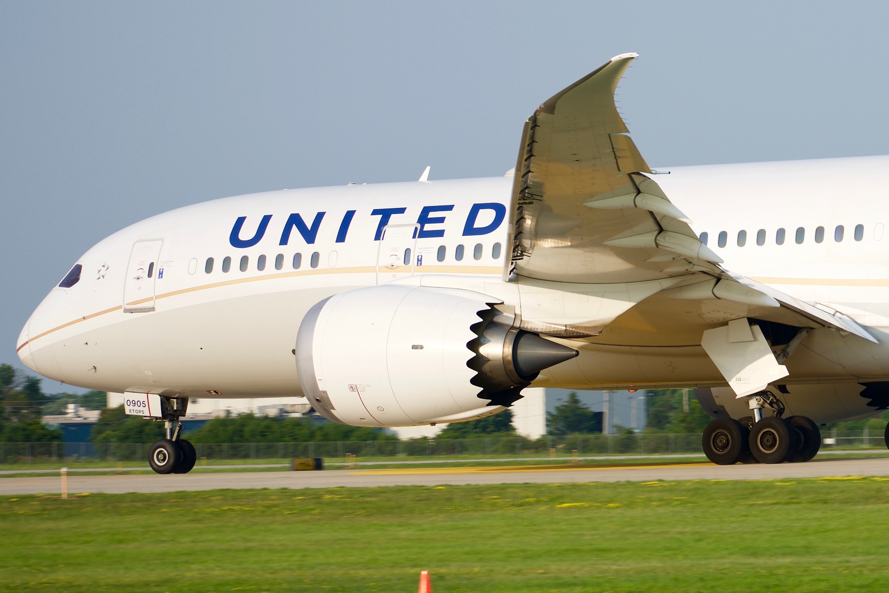 Full size: United Airlines Boeing 787-8 N45905 at Wittman Regional Airport